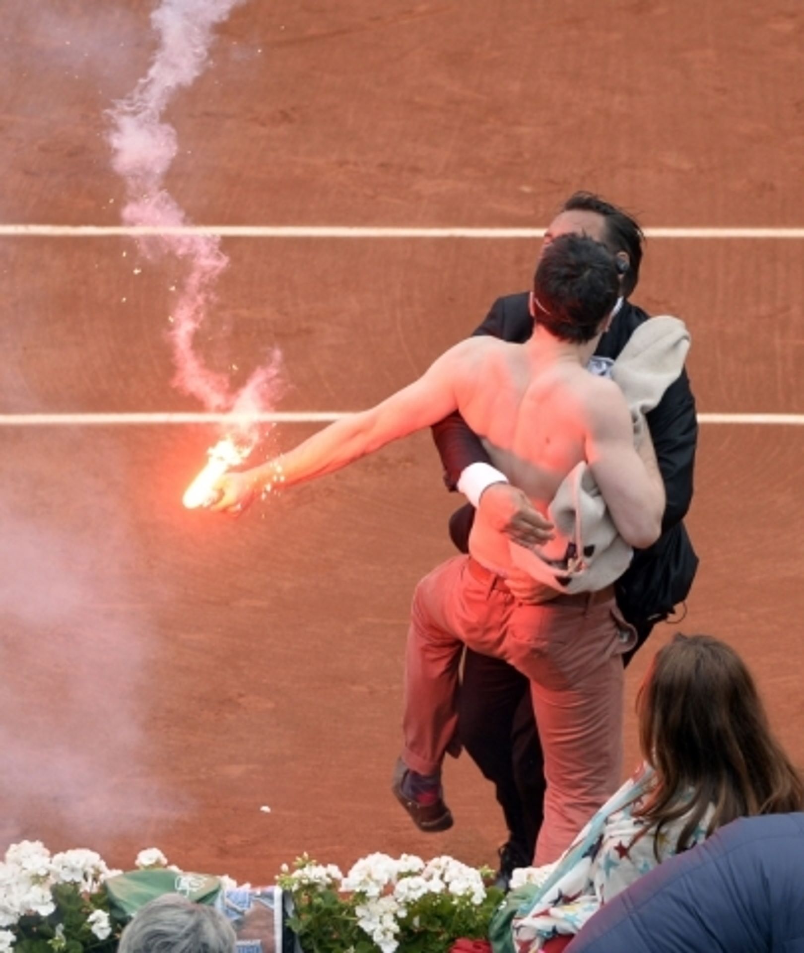 Narušitel s ohněm na French Open - 4 - GALERIE: Oheň a dýmovnice na French Open (6/15)
