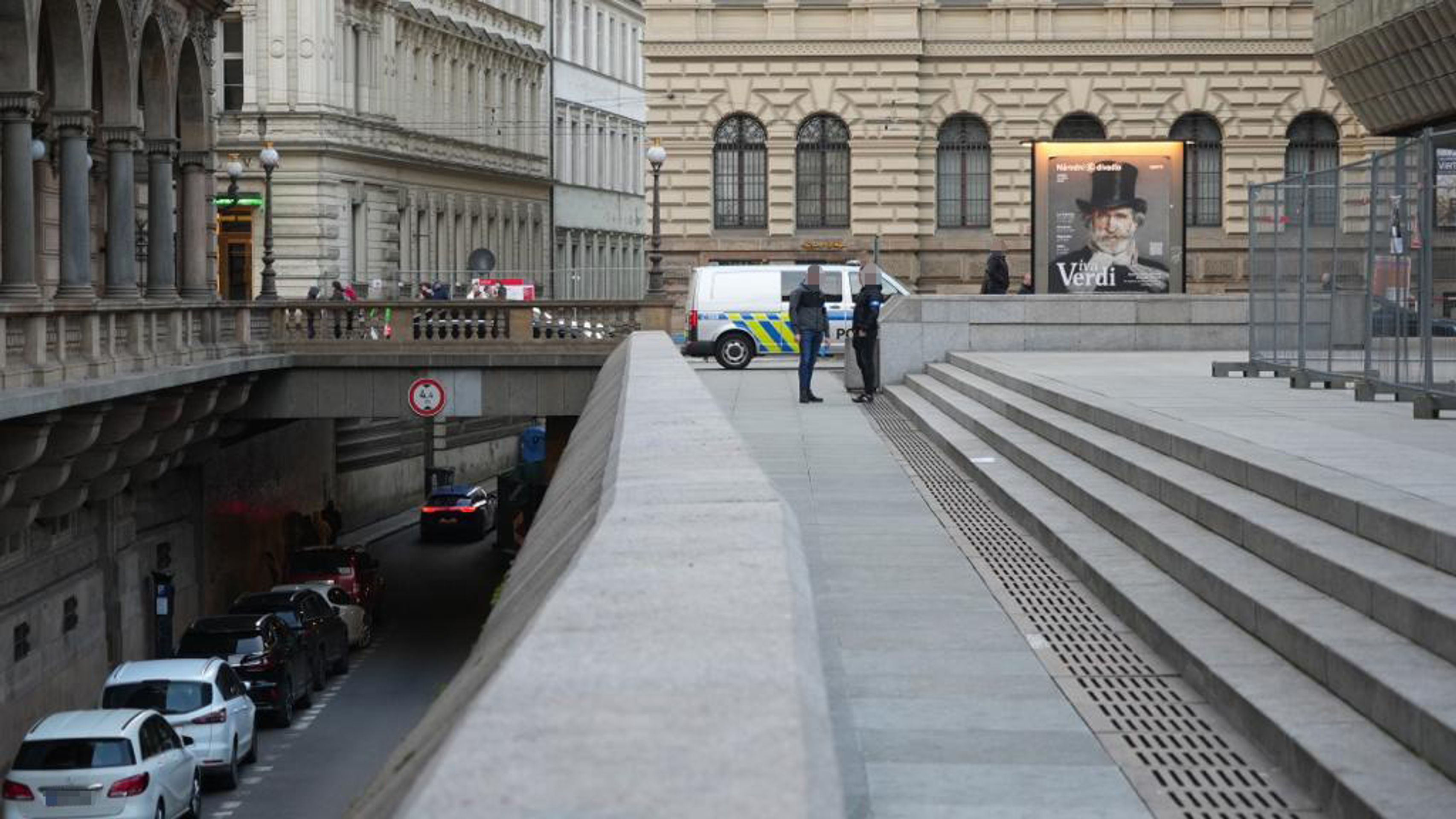Policejní pokus s figurínou pádu muže - Policejní vyšetřování a zadržení podezřelého (4/9)