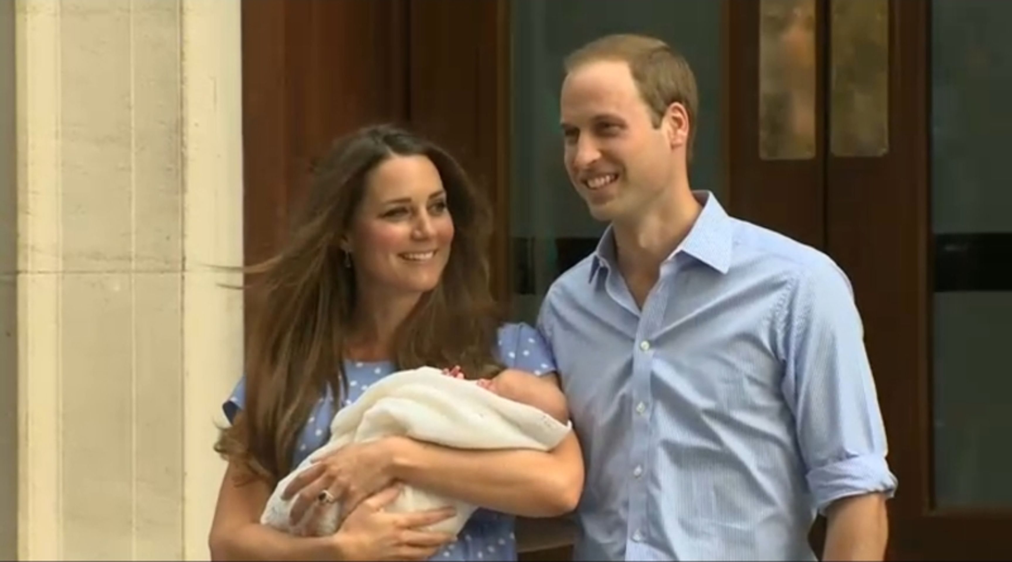 Princ - GALERIE: Kate a William ukázali dědice trůnu světu (4/24)