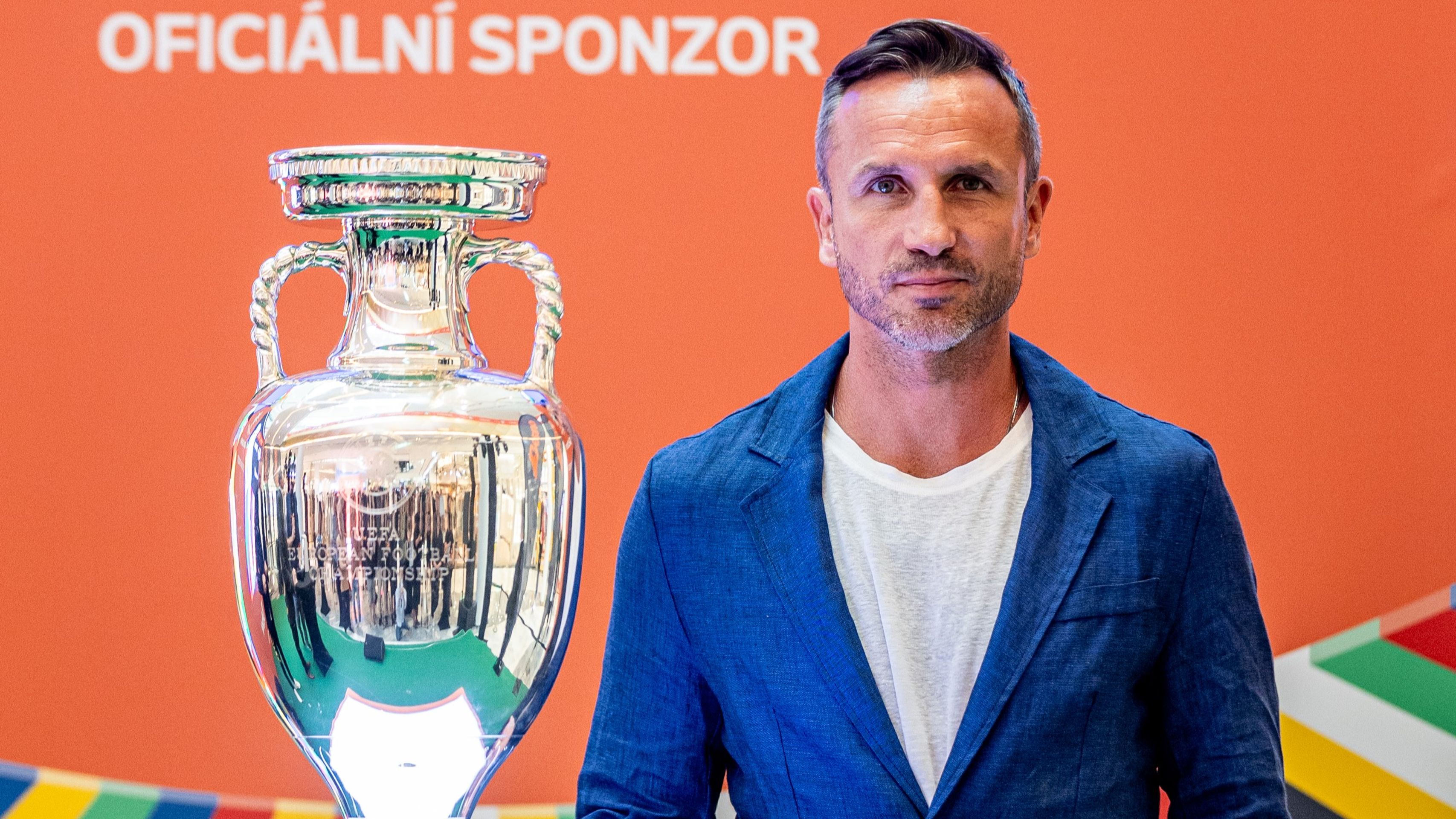 Tomáš Sivok s trofejí pro vítěze fotbalového Eura - Trofej pro vítěze Eura 2024 v Praze (5/5)