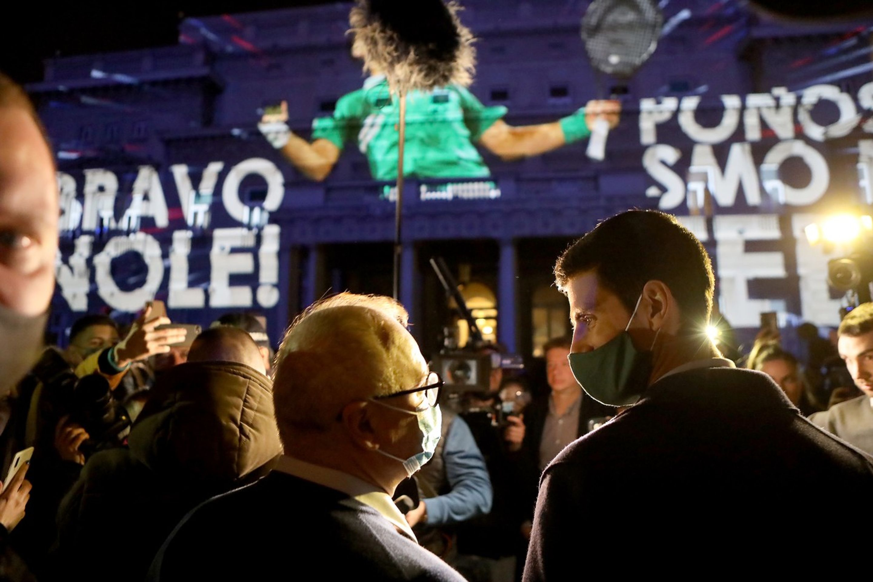 Djokovič si prohlédl i projekci, kde se ukázaly jeho největší úspěchy - GALERIE: Bouřlivé oslavy! Djokovič v davech lidí pandemii navzdory (8/8)