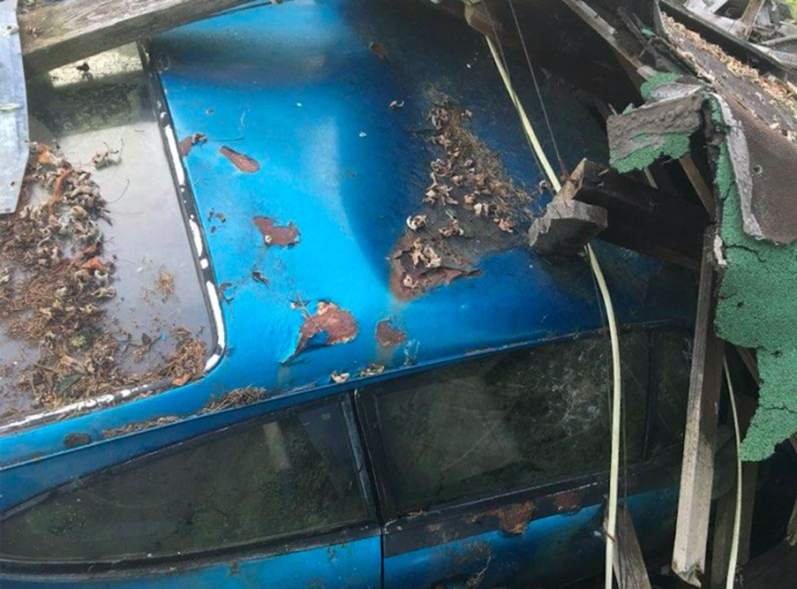Porsche 911 roky leželo pod rozvalinami garáže - 34 - Fotogalerie: Takhle vytahovali poklad ze sutin (5/15)
