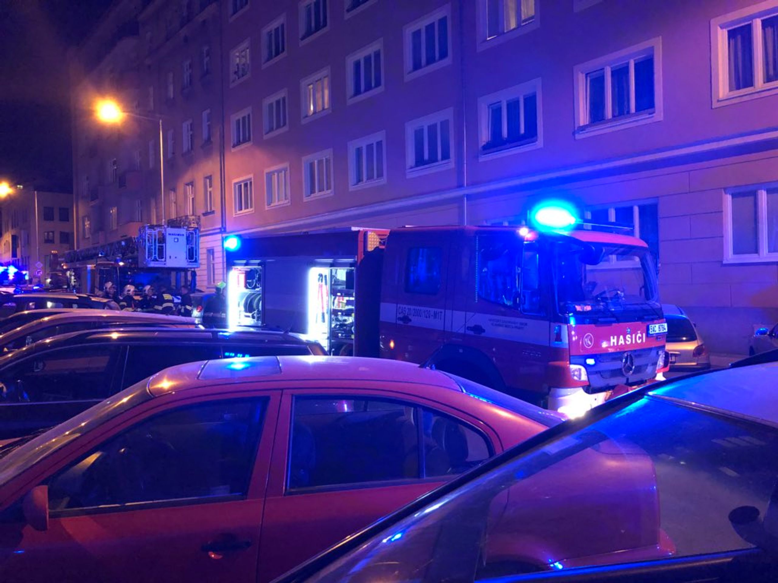 Hasiči museli evakuovat 12 nájemníků, dva plošinou - GALERIE: Požár bytu v Praze (4/4)