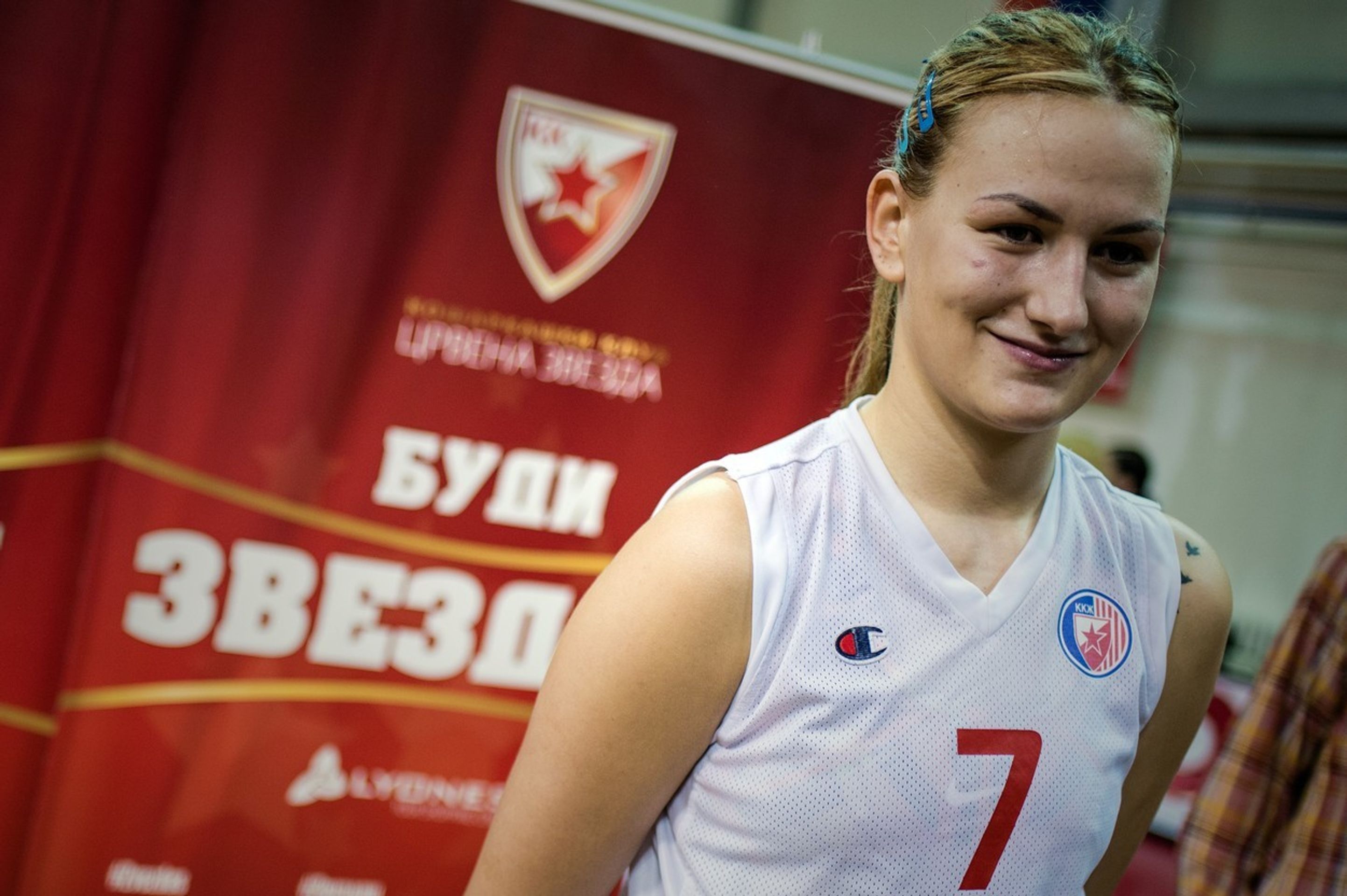 Srbská basketbalistka hraje s ortézou - 7 - GALERIE: Srbská basketbalistka hraje s protézou (1/7)