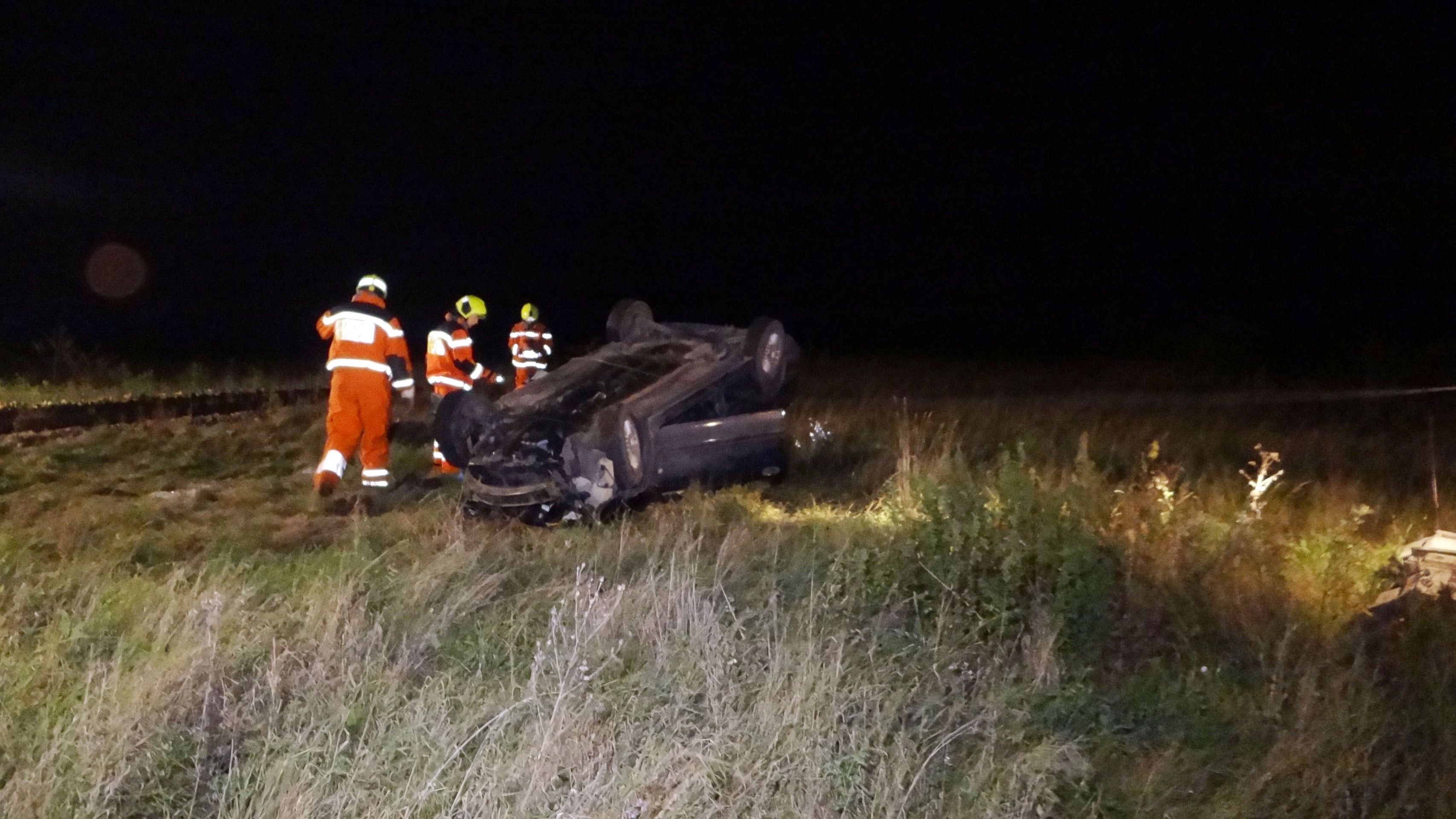 Vlak auto odhodil a převrátil na střechu, řidiče museli vyprostit hasiči - GALERIE: Srážka auta s vlakem na Nymbursku (1/4)