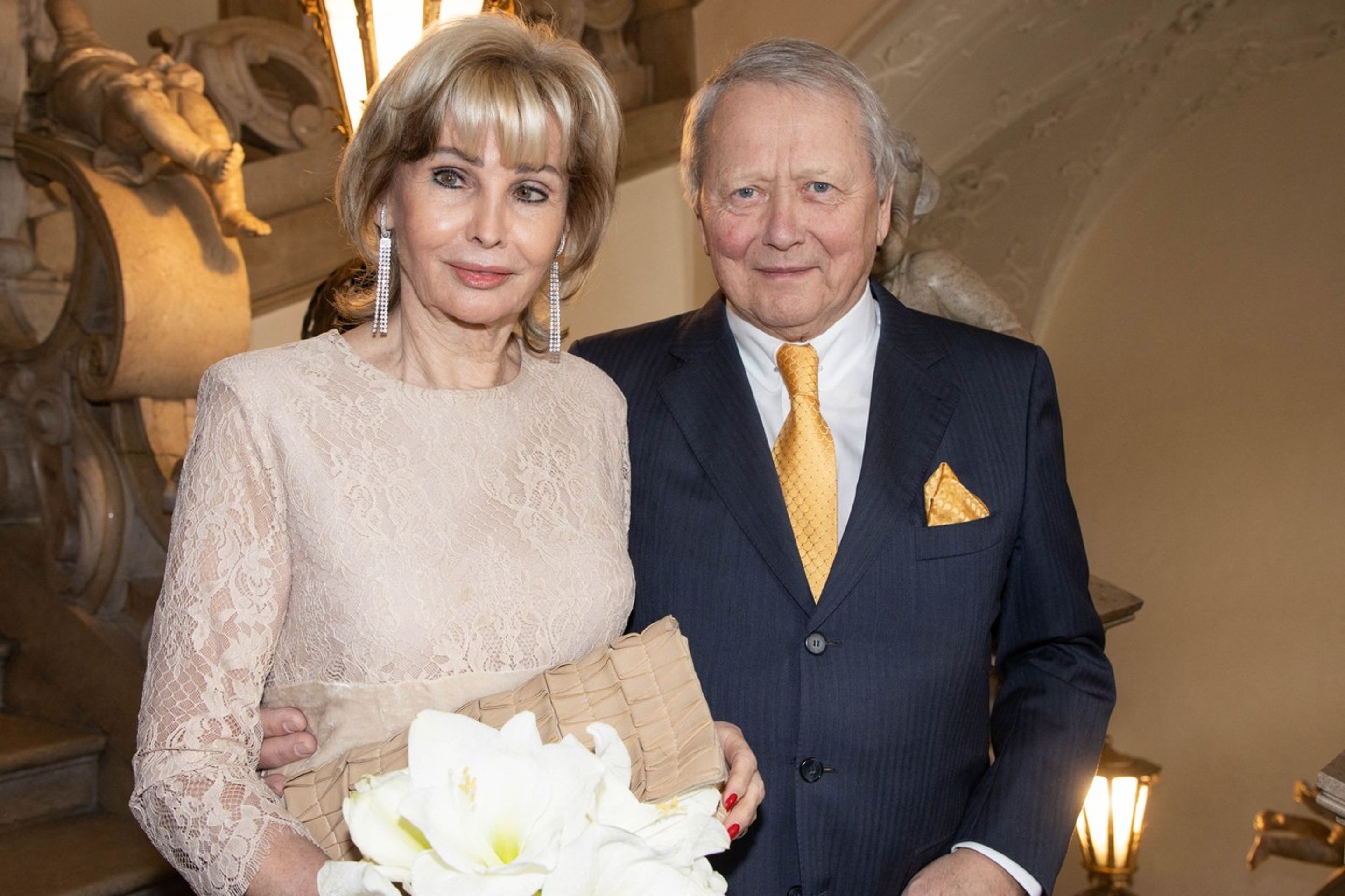 Claudia Porscheová a Wolfgang Porsche na své svatbě - Wolfgang Porsche se svou ženou Claudií (4/4)