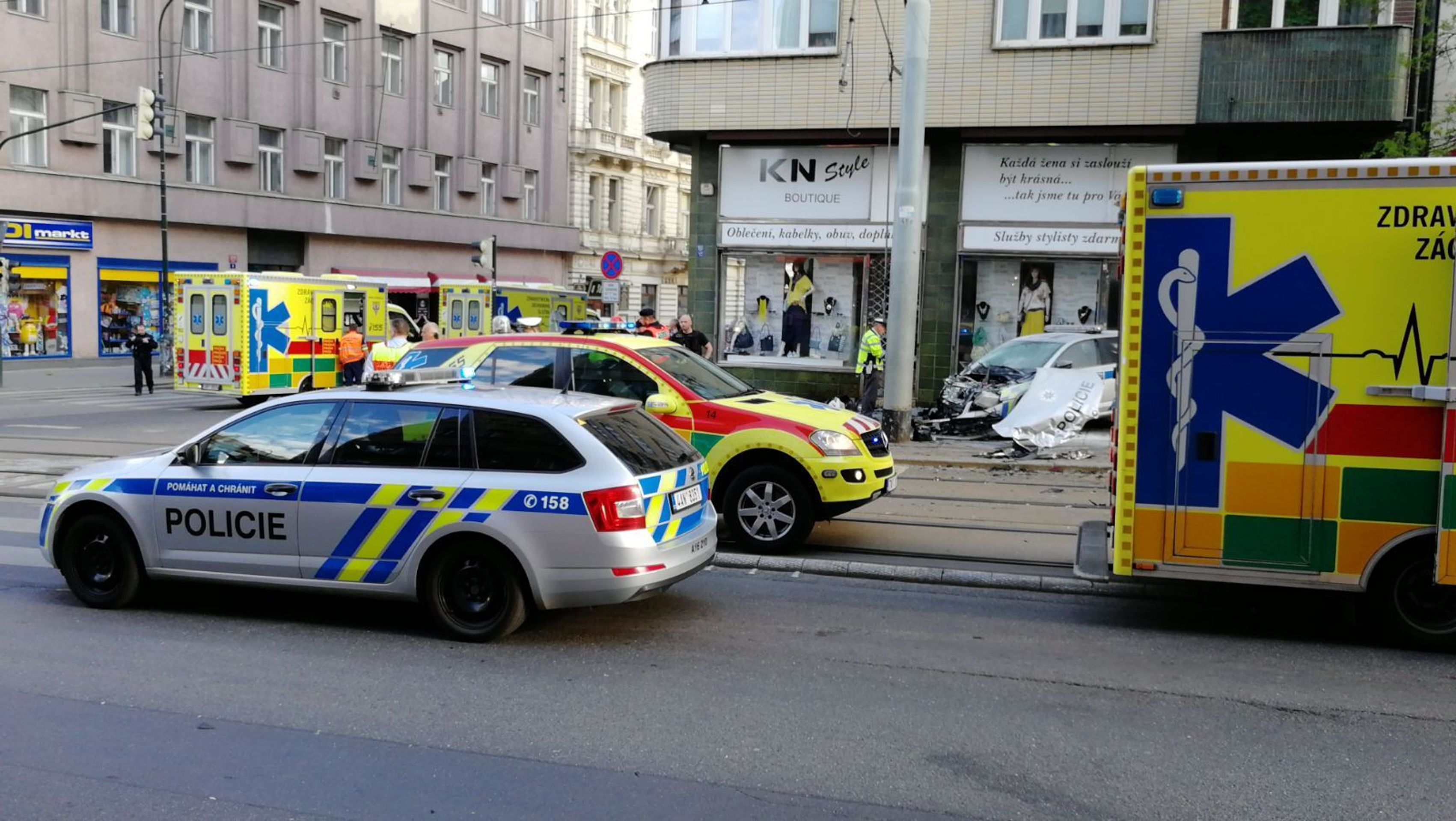 Nehoda policejního auta v Praze - 3 - GALERIE: Nehoda policejního auta v Praze (4/10)