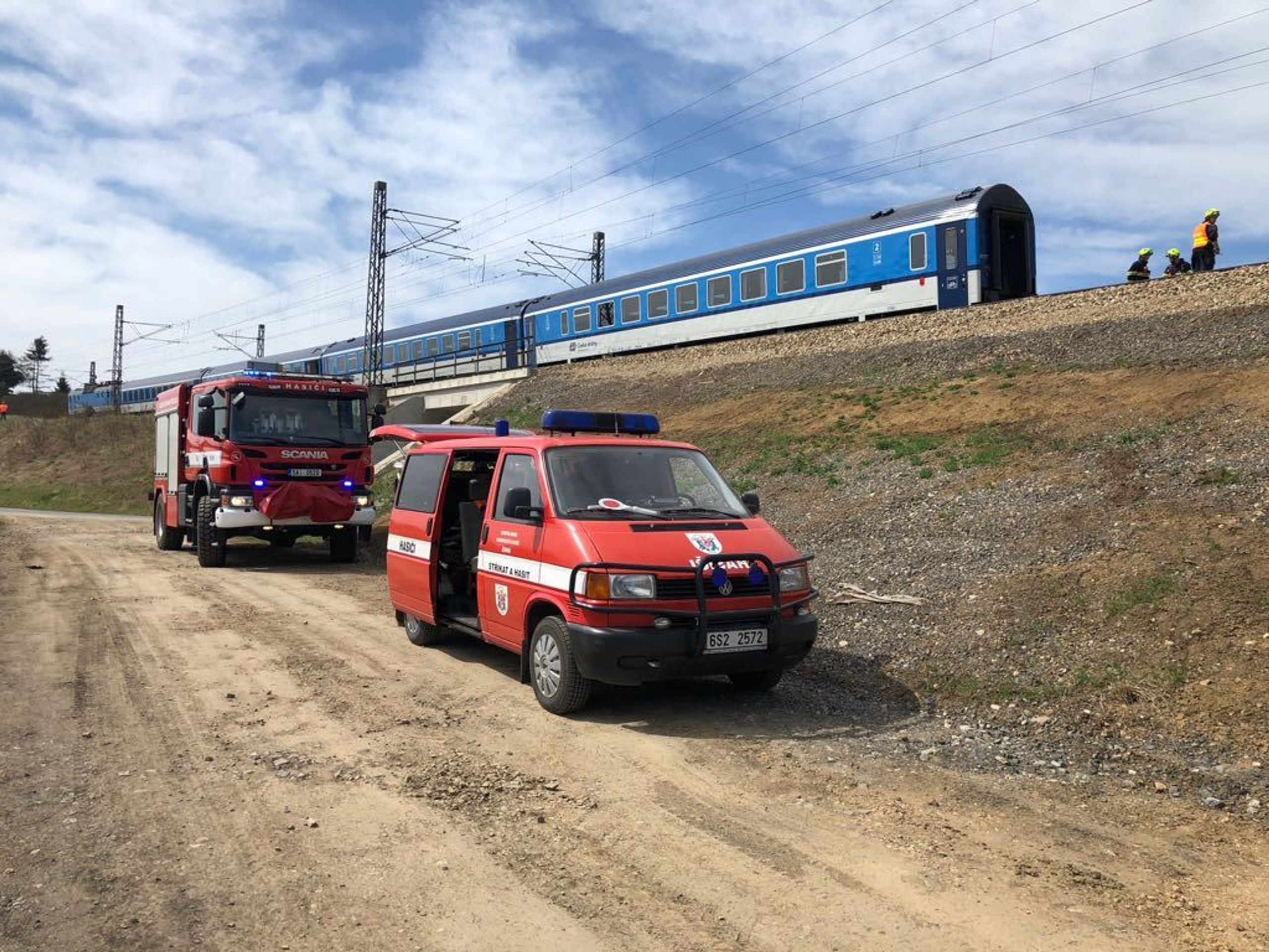 Rychlík v obci Prasklolesy na Berounsku srazil stádo ovcí - 2 - GALERIE: Rychlík v obci Prasklolesy na Berounsku srazil stádo ovcí (2/7)