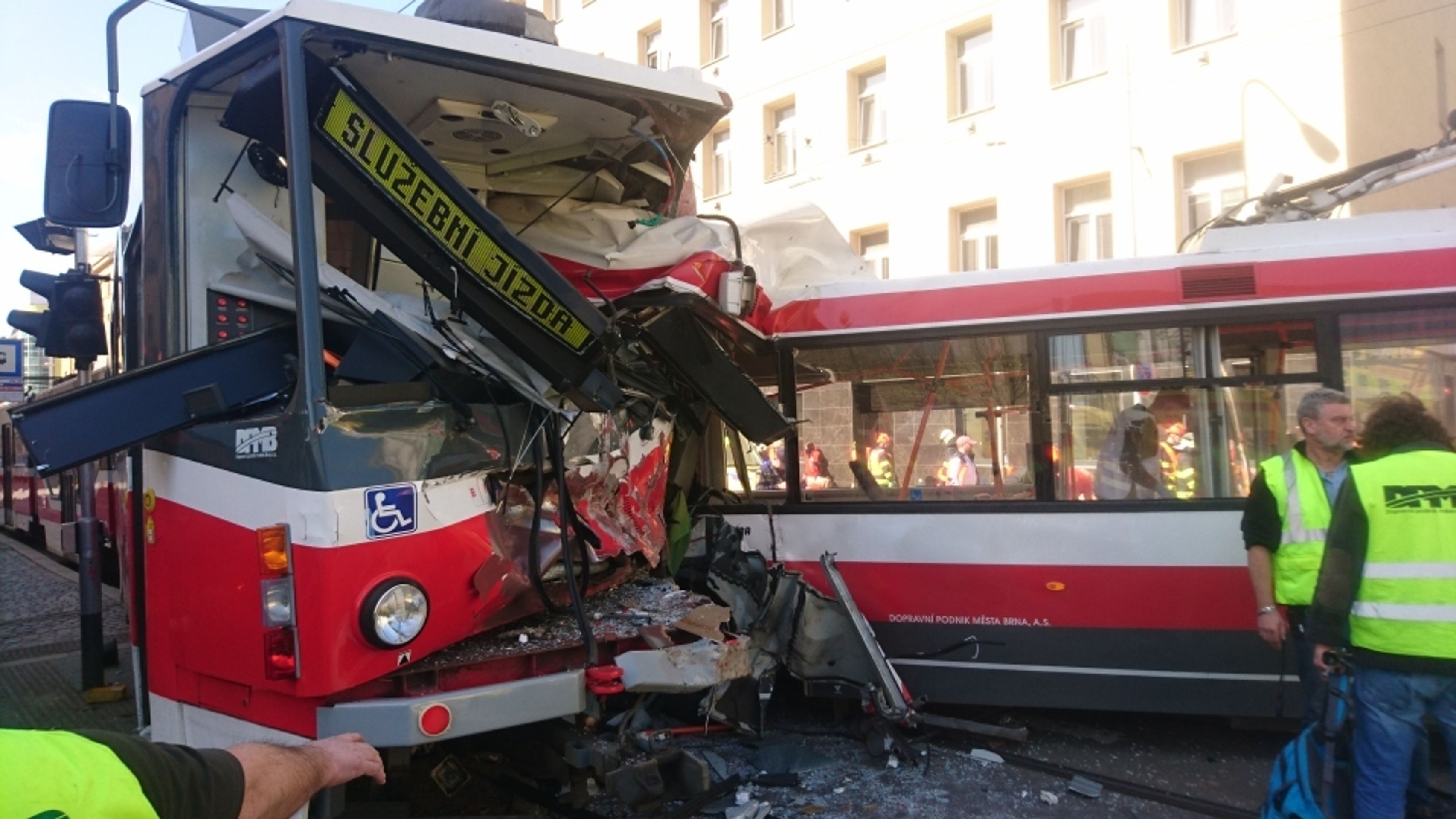 Nehoda tramvaje a trolejbusu - 4 - GALERIE: Srážka tramvaje a trolejbusu v Brně (11/16)
