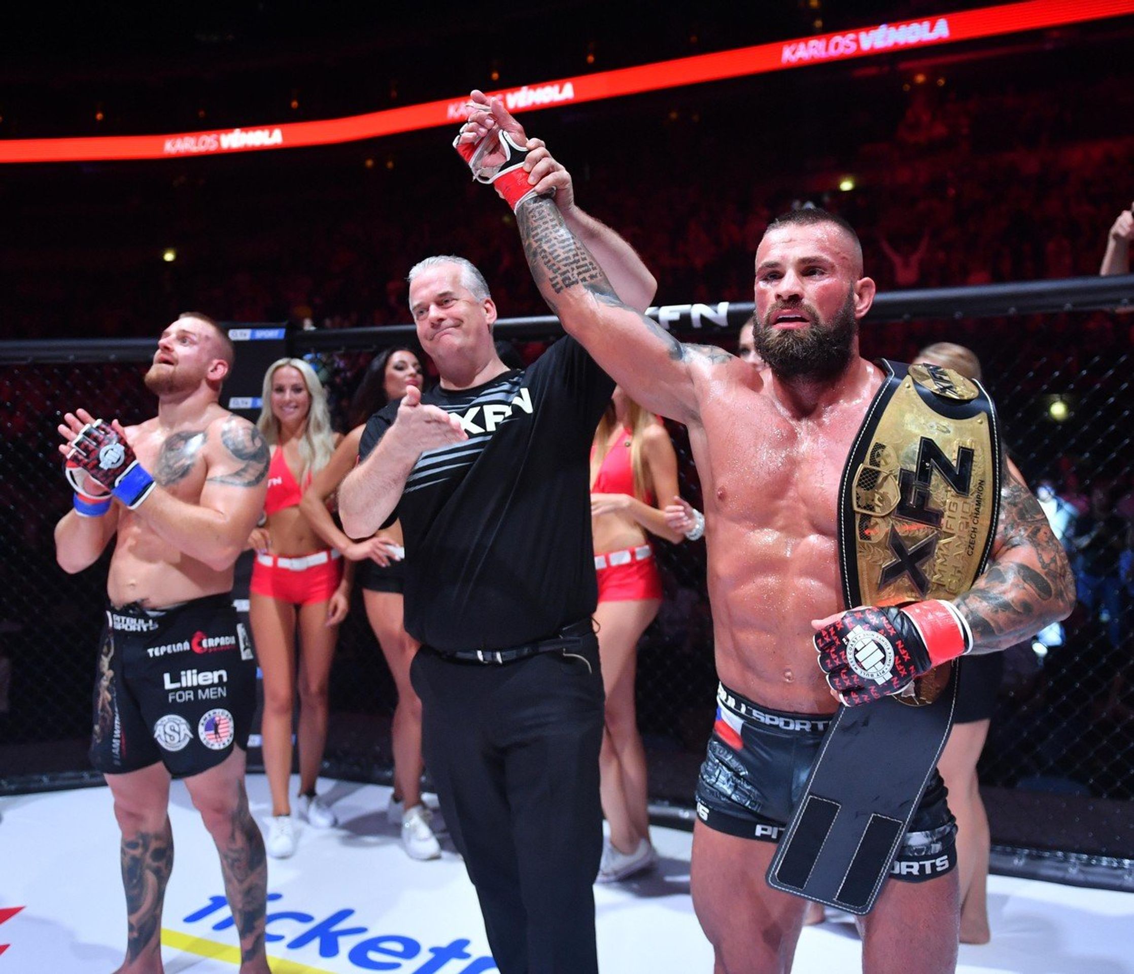 Patrik Kincl a Karlos Vémola - GALERIE: Souboj českých zápasníků MMA (4/4)