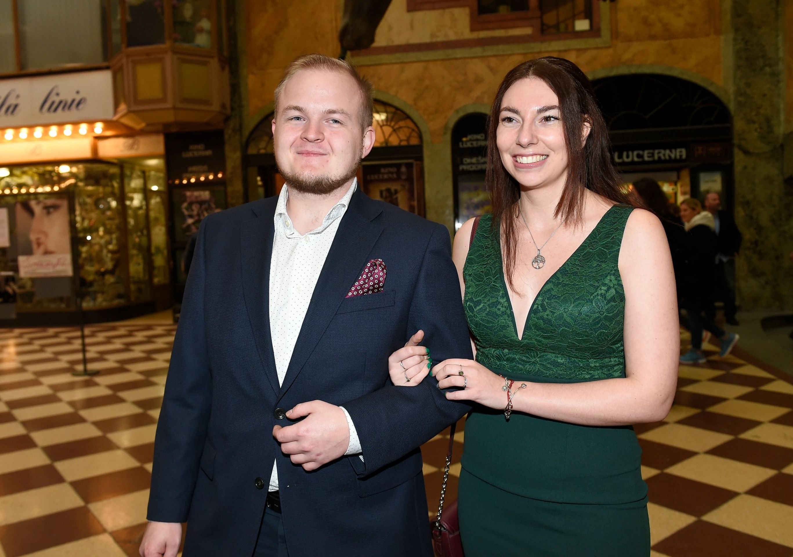 Artur Štaidl s neznámou kráskou - Premiéra druhé řady seriálu Iveta (1/40)