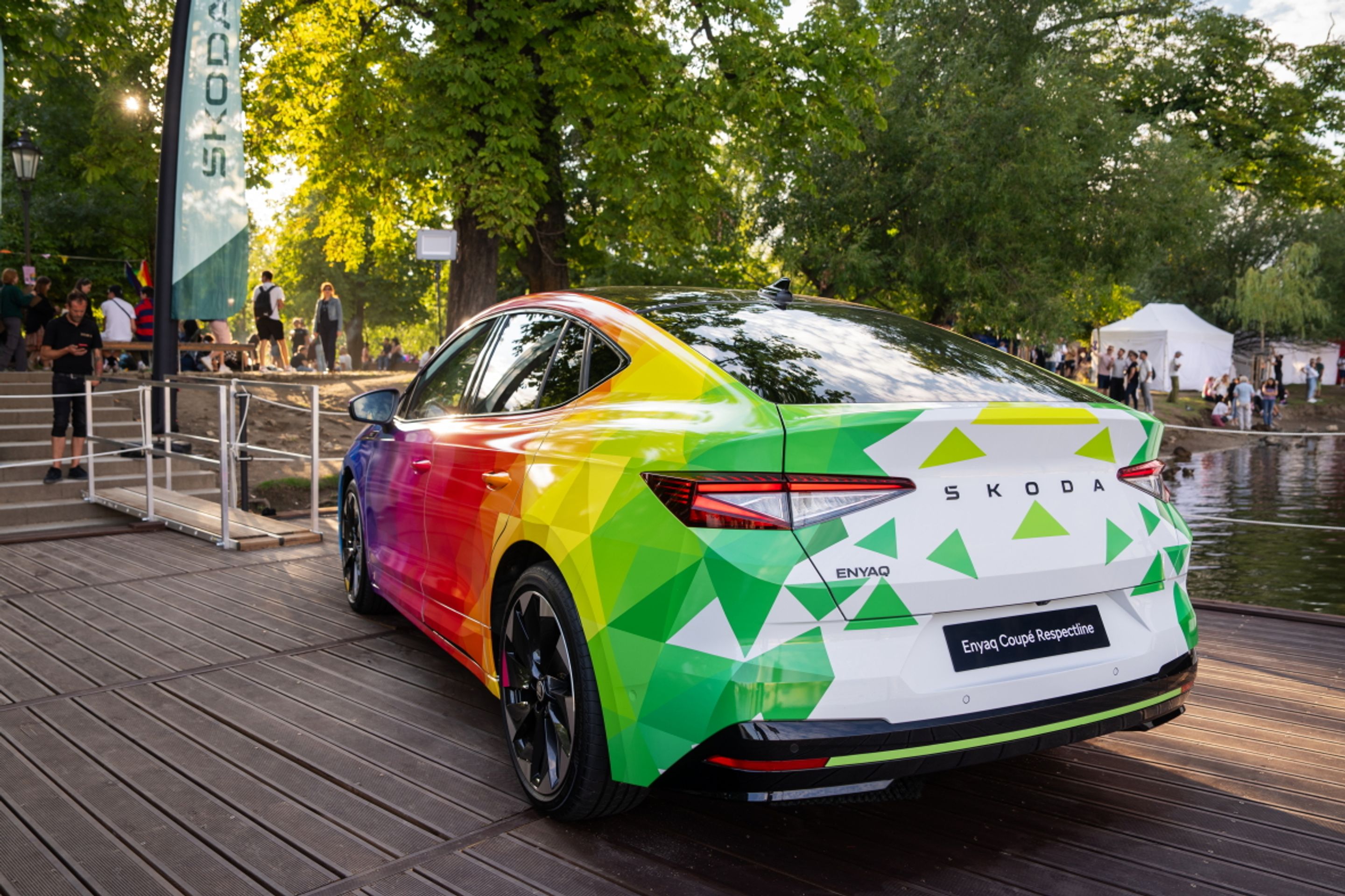 Duhový Enyaq Coupé Respectline na Střeleckém ostrově v Praze - Duhový Enyaq Coupé Respectline (5/7)