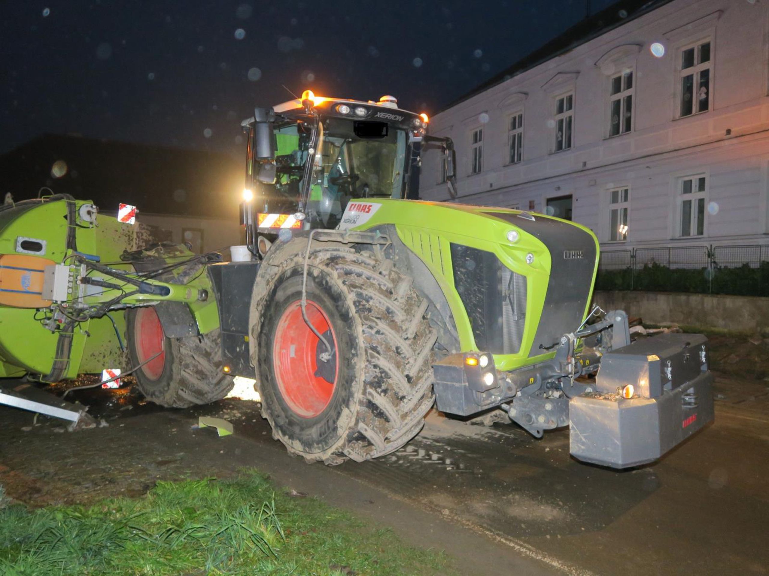 Převrácená cisterna - Převrácená cisterna (17/17)