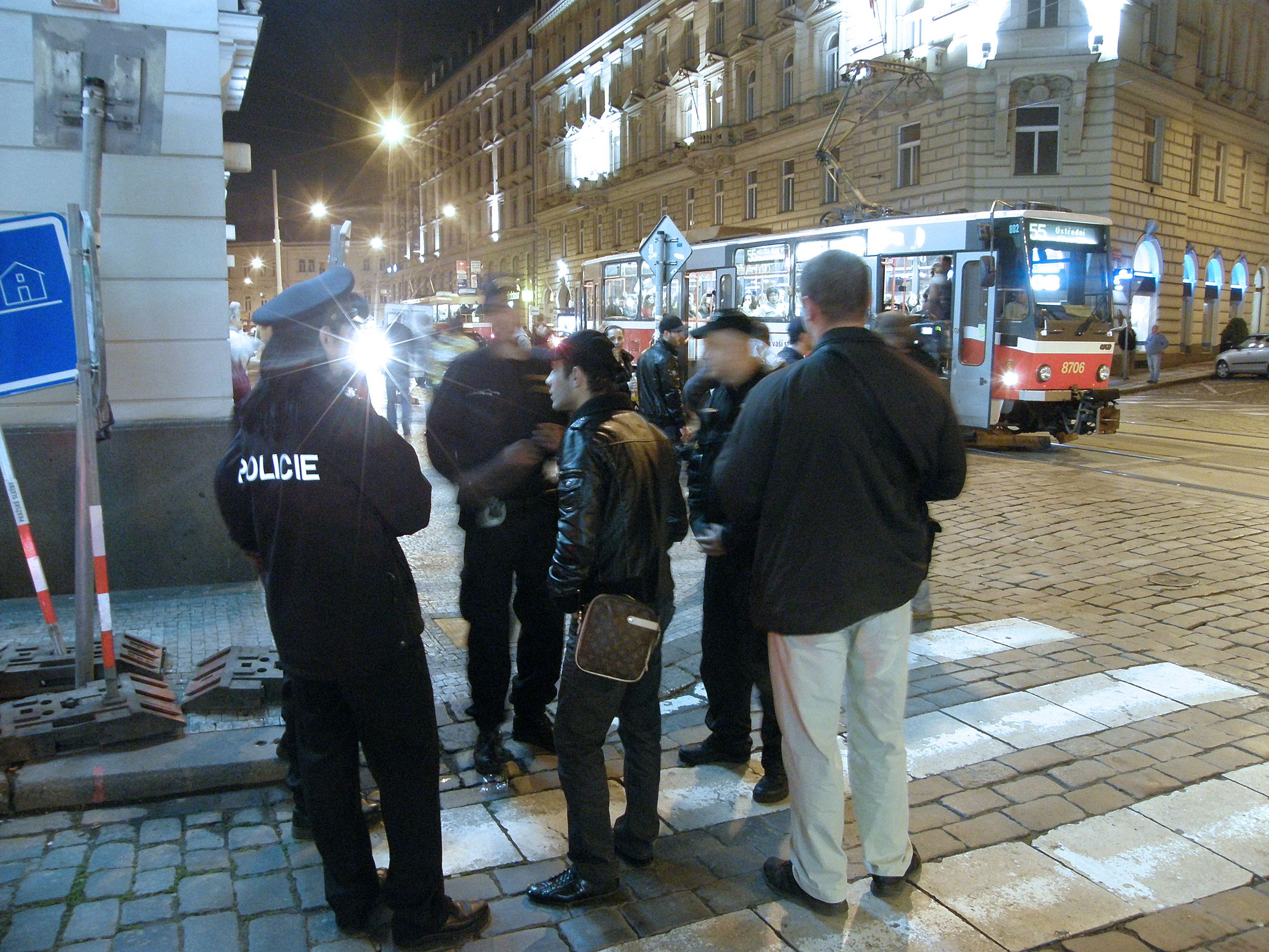 Razie v pražských nočních tramvajích 10 - GALERIE: Razie v nočních tramvajích (10/10)