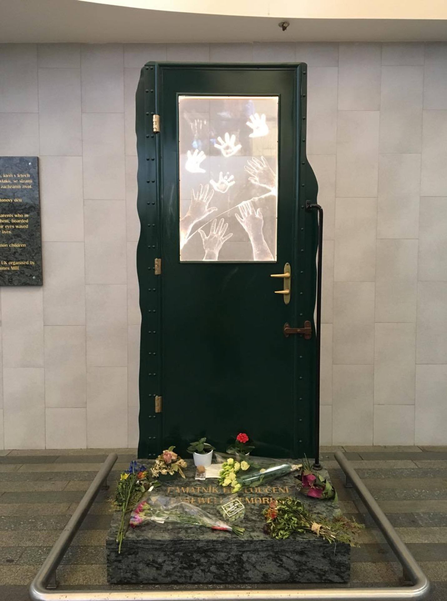 Pomník Wintonových dětí na Hlavním nádraží zničil vandal - 7 - GALERIE: Poničený památník Wintonových dětí v Praze na Hlavním nádraží (3/9)