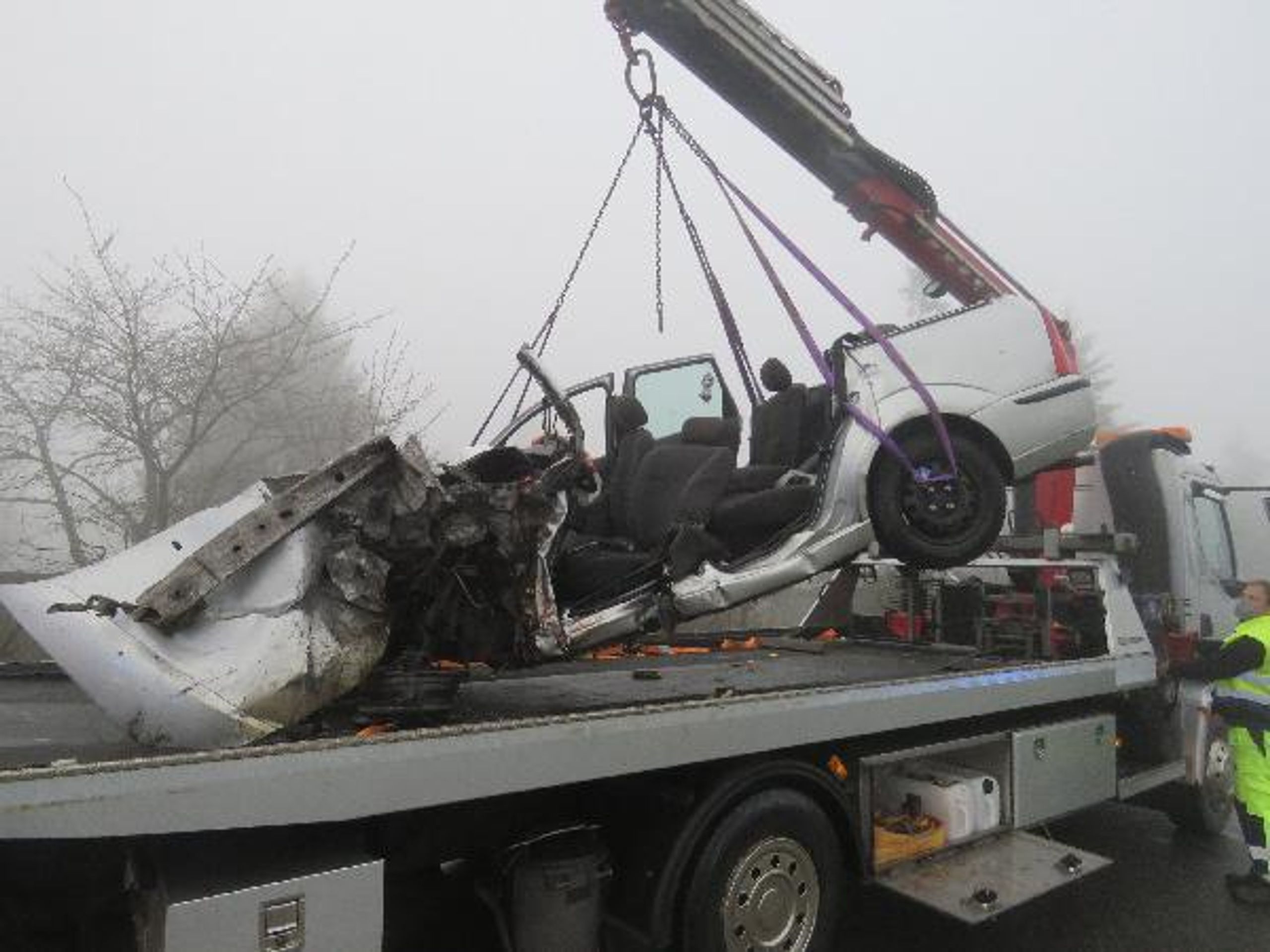 Tragická nehoda osobního automobilu s nákladním na Královéhradecku - 3 - GALERIE: Tragická nehoda osobního automobilu s nákladním na Královéhradecku (3/3)