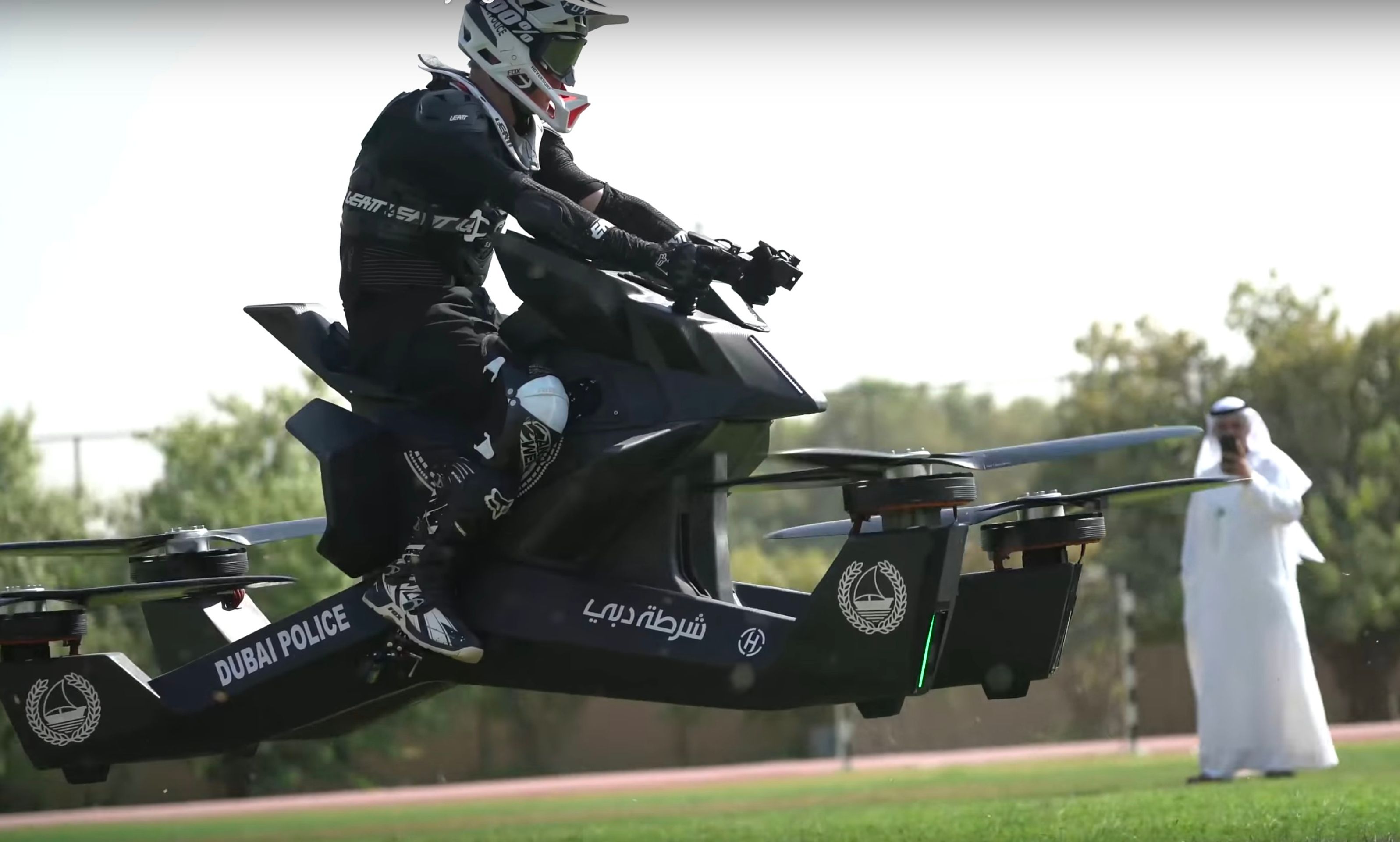 Létající motorka Hoverbike S3 2019 - 15 - Fotogalerie: Výcvik dubajské policie na létajícím stroji (1/10)