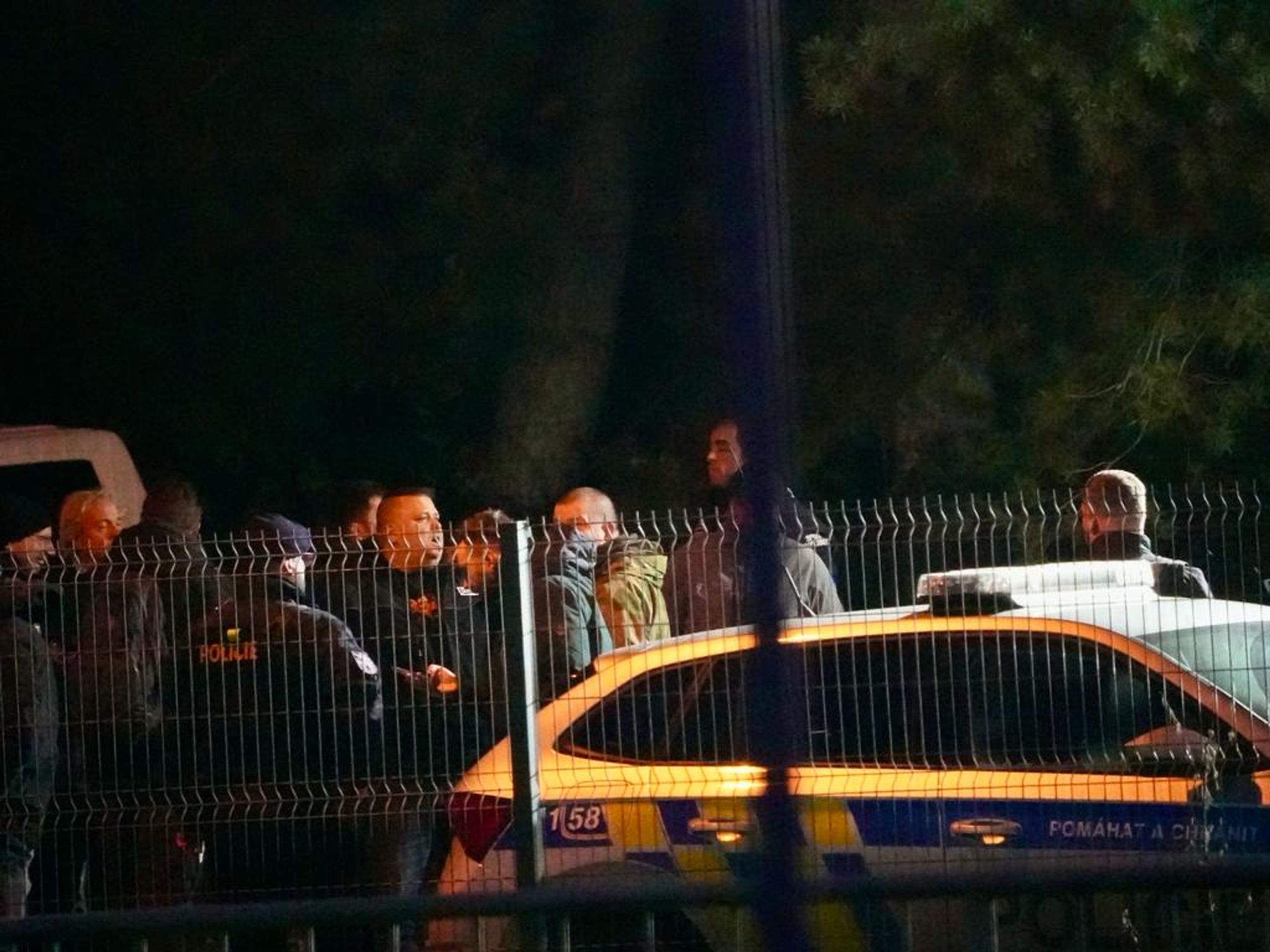 Přes 100 pražských policistů se chystá pročesávat Klánovický les (16) - Pátrací akce v Klánovickém lese (32/33)