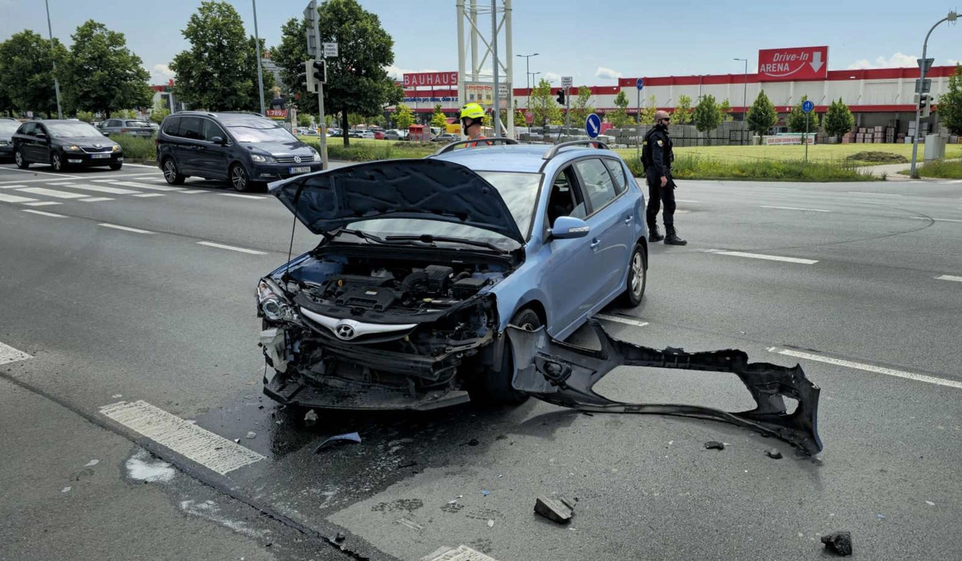 Vážná dopravní nehoda v Plzni na Borech (2) - Vážná dopravní nehoda v Plzni na Borech (2/5)