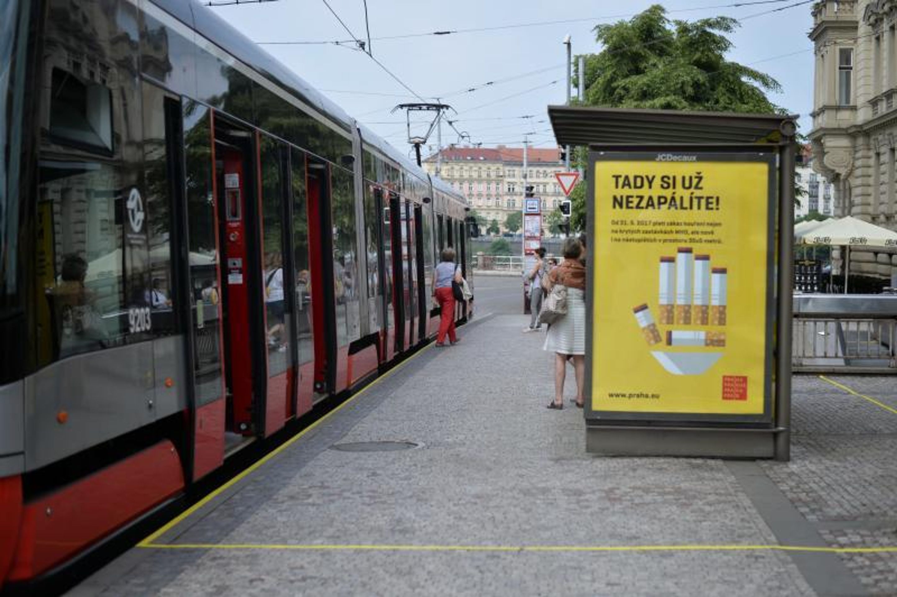 Vyznačená nekuřácká zóna na zastávce MHD - 6 - GALERIE: Vyznačená nekuřácká zóna na zastávce MHD (2/7)