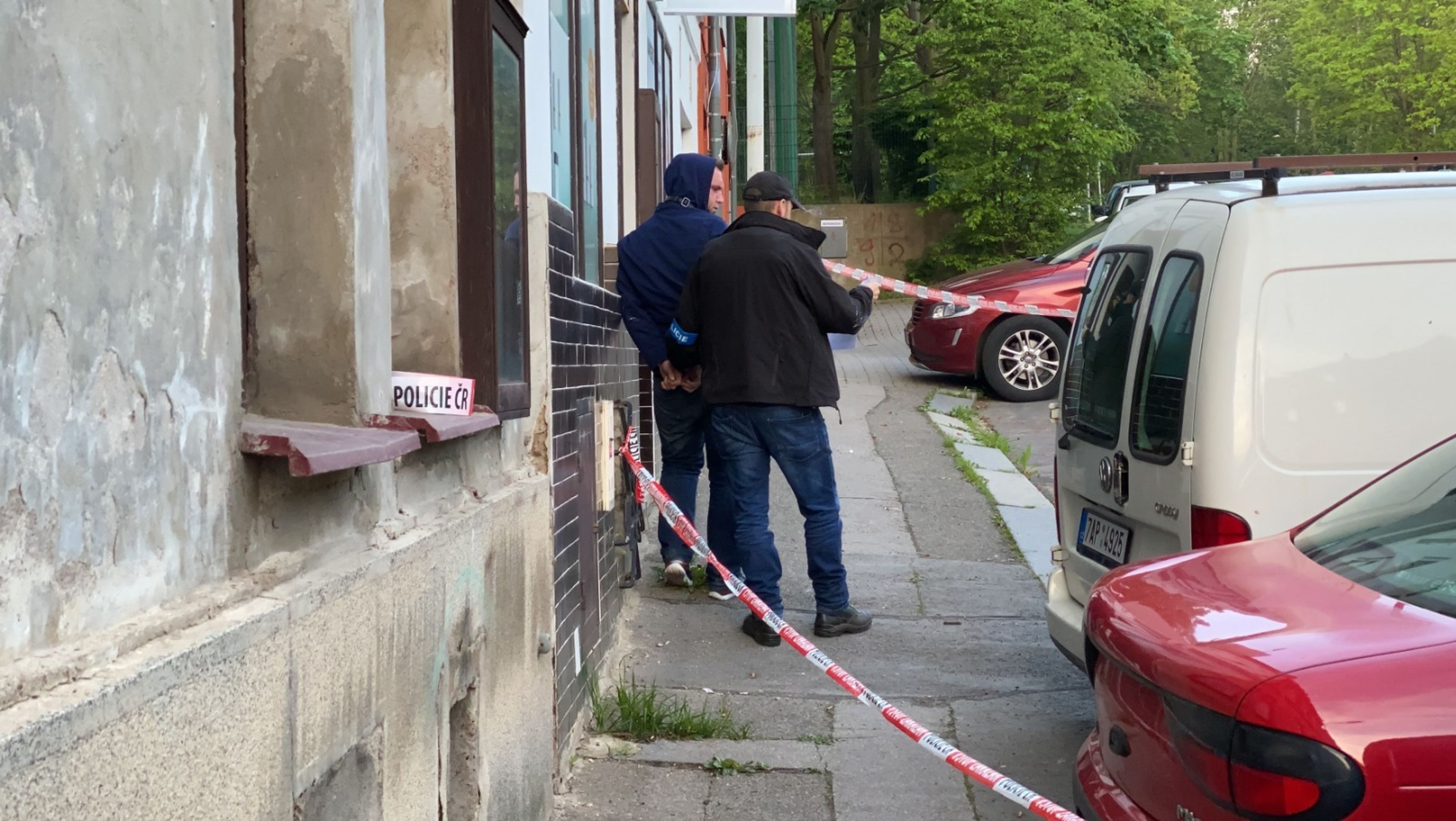 Zásah v domě hrůzy v Pechlátově ulici v Praze - 10 - GALERIE: Zásah policie v domě hrůzy v Pechlátově ulici (10/19)