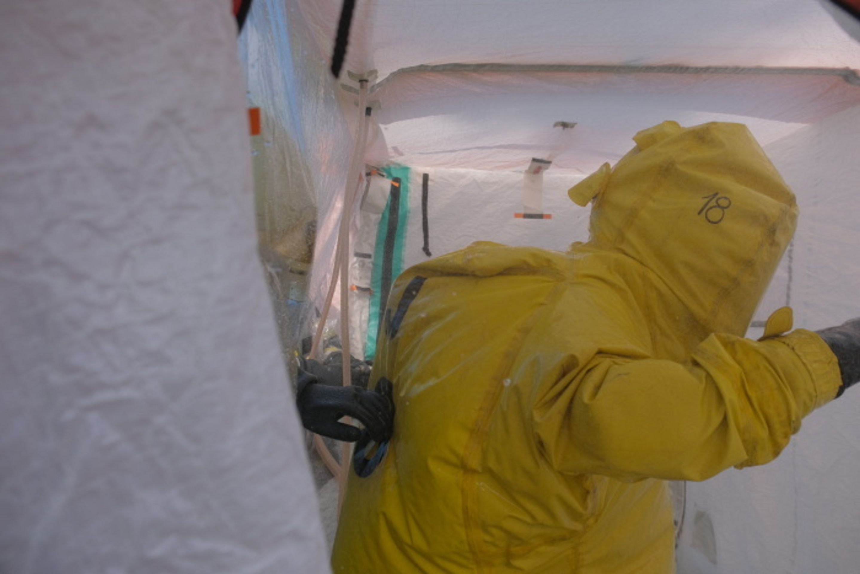 Hasiči řešili v Odrách následky reakce chemikálií - 15 - GALERIE: Hasiči řešili v Odrách následky reakce chemikálií (15/17)