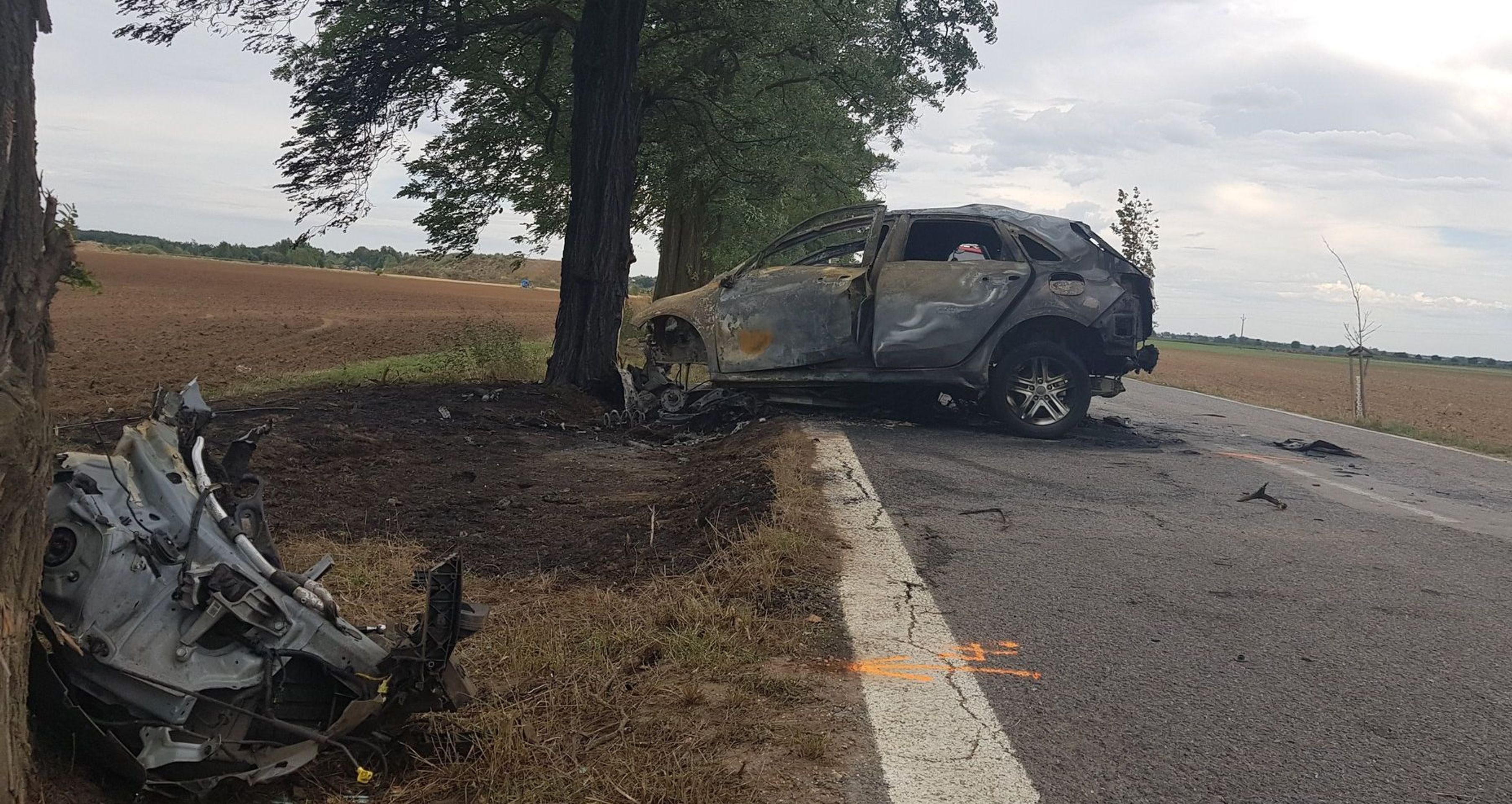 Auto začalo po nárazu do stromu hořet, řidič zemřel - GALERIE: Auto na Mělnicku po nárazu do stromu vzplálo, řidič zemřel (5/5)