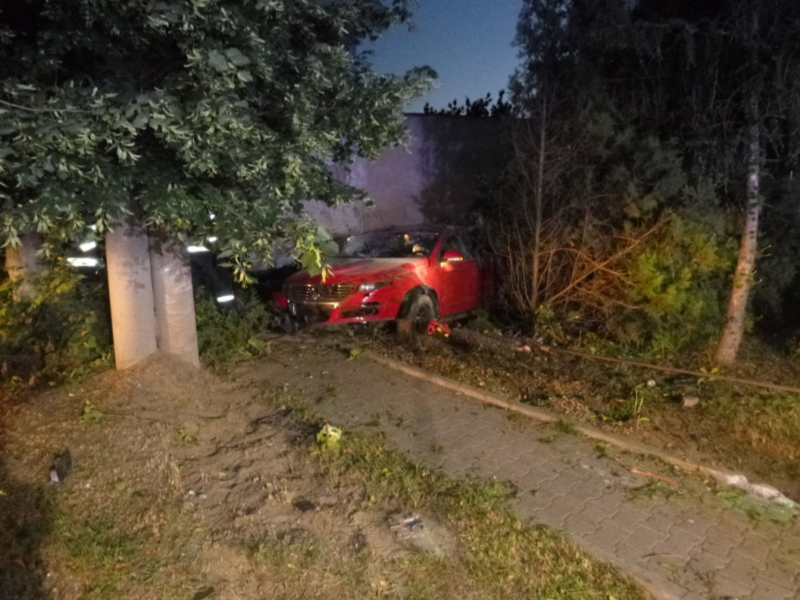 Auto se probouralo až do domu - 2 - GALERIE: Auto se probouralo až do ložnice (2/9)