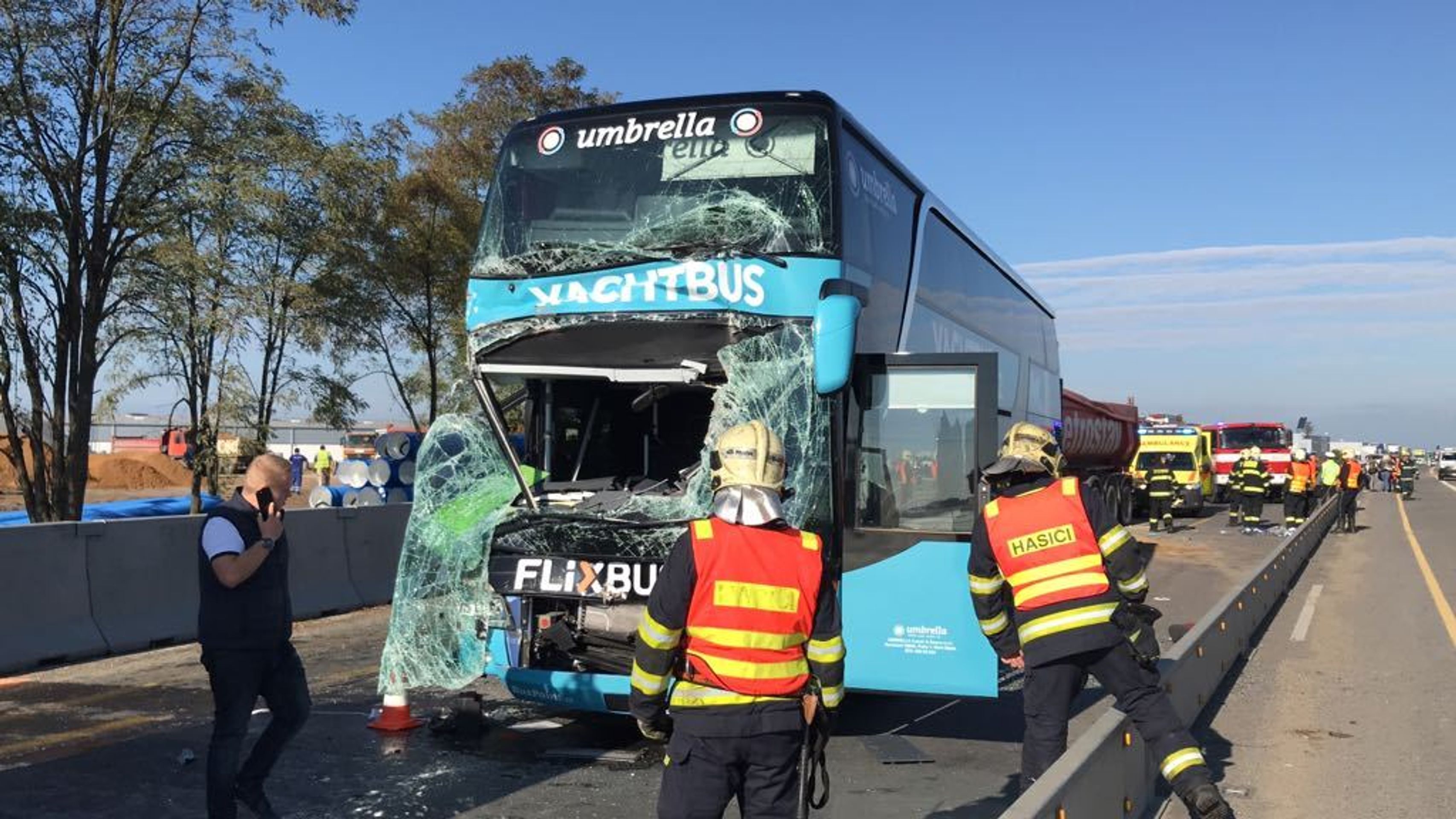 Autobus se srazil s kamionem na dálnici D8 - 6 - GALERIE: Nehoda autobusu a kamionu (13/13)