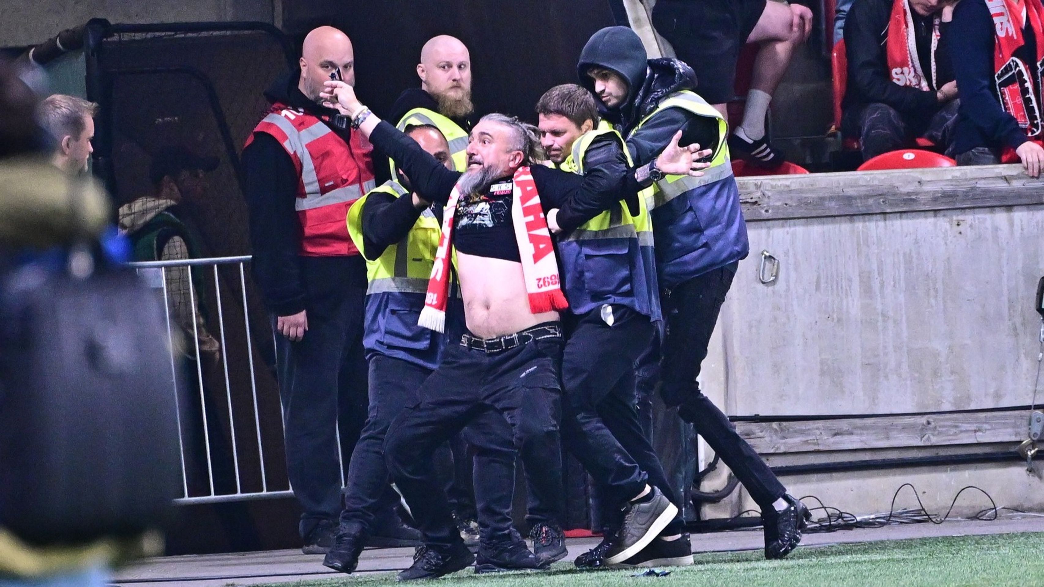 Pořadatelé zpacifikovali neukázněného fanouška Slavie - Fanoušci Slavie běsnili na hřišti při derby (7/9)