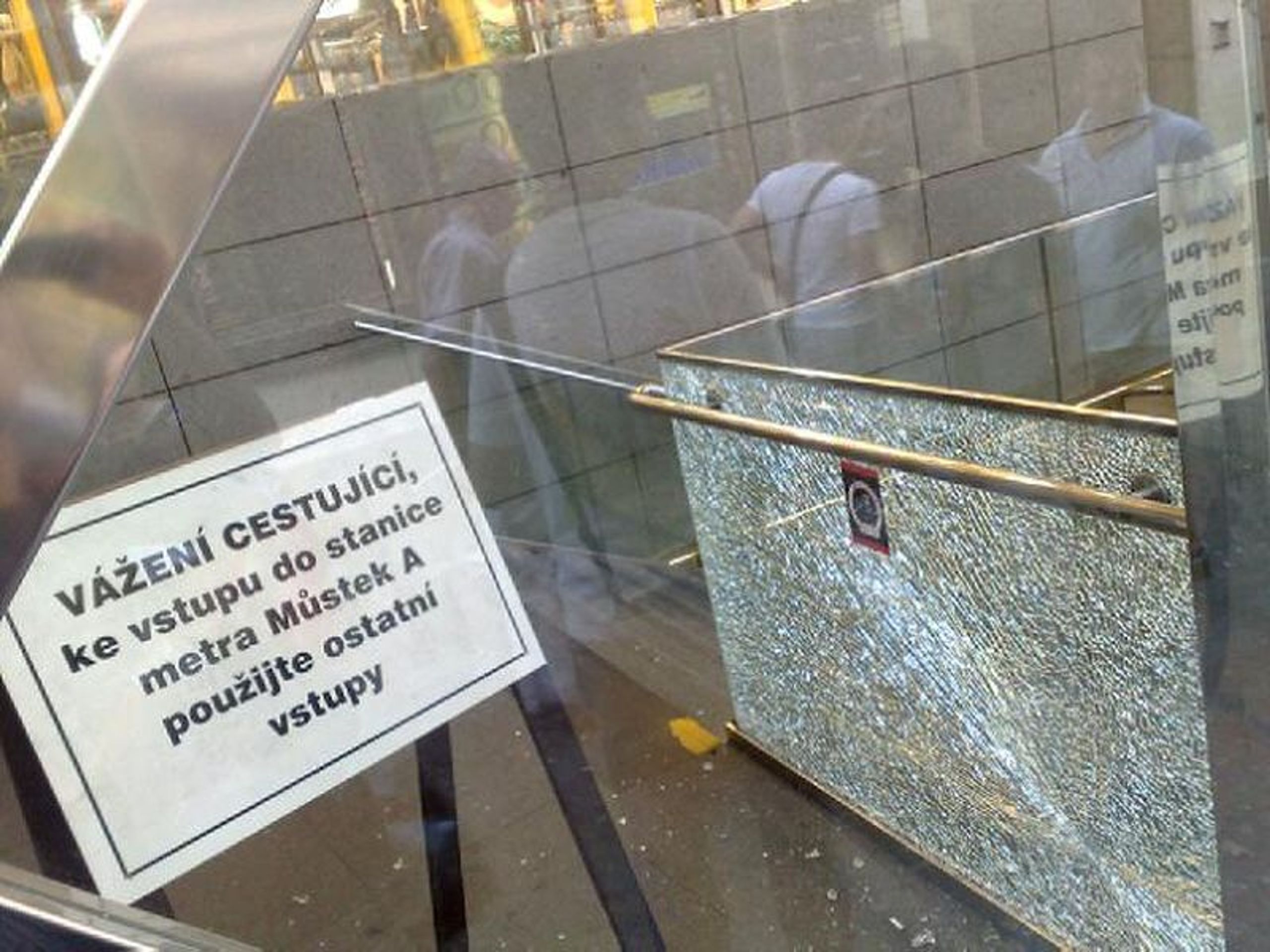 Řádění srbských fanoušků v Praze-2 - GALERIE: Srbští fanoušci řádí v Praze (27/33)