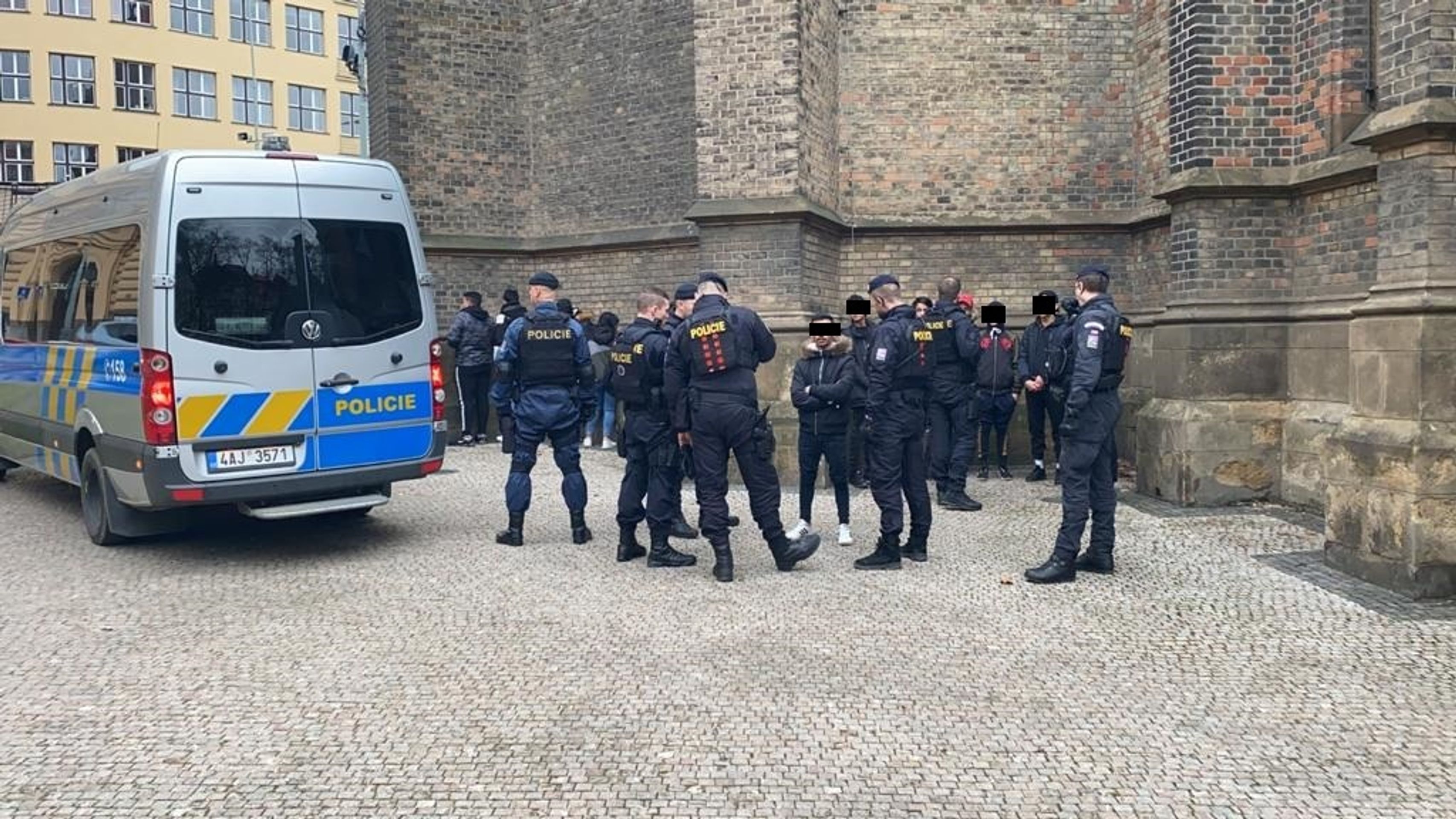 Policisté nejspíš překazili velkou bitku dětí v centru Prahy - 4 - GALERIE: Policisté v centru Prahy překazili bitku desítek dětí (4/7)