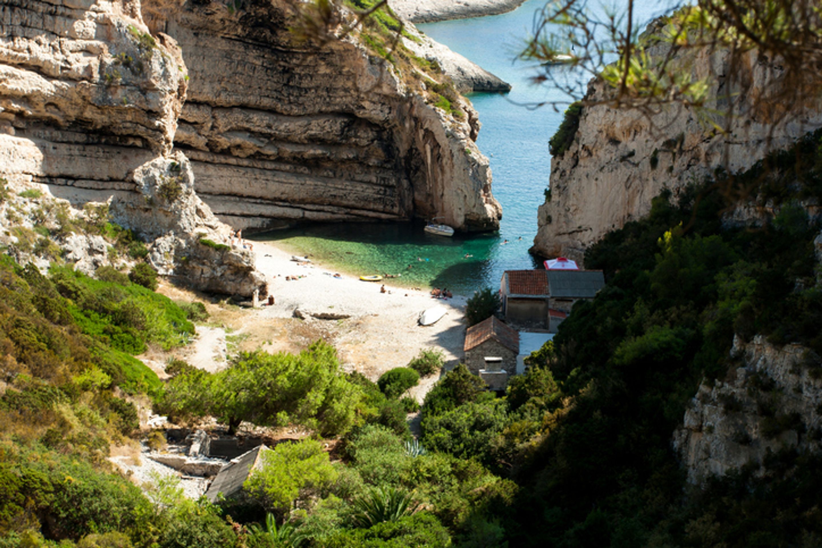 Nejkrásnější pláže v Chorvatsku - Stiniva, Vis - GALERIE: Nejkrásnější pláže v Chorvatsku (3/13)