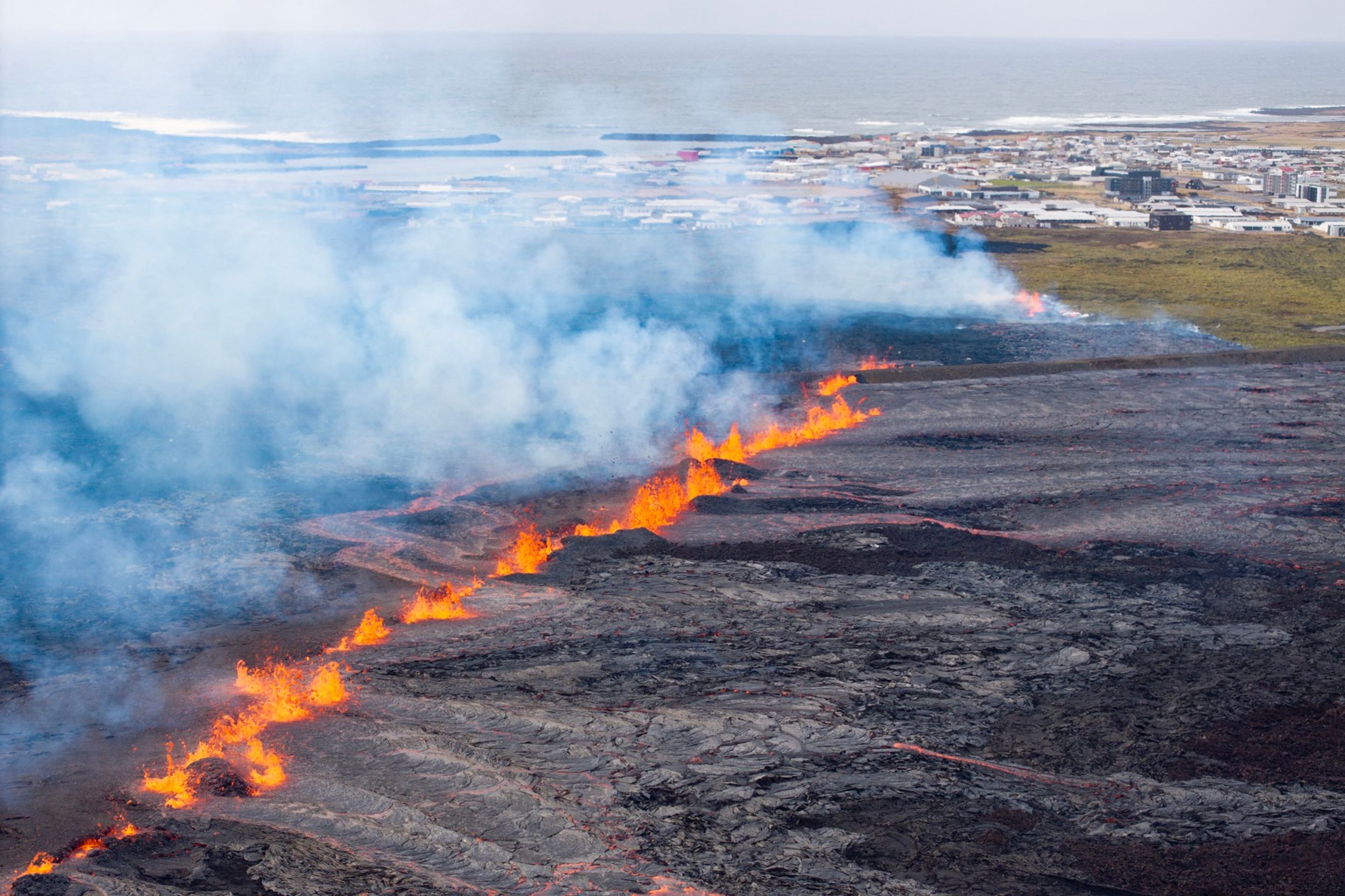 Roztavená láva vychází z pukliny na okraji rybářské vesnice Grindavík, 1. 4. 2025 (2) - Sopečné erupce na Islandu (1/17)