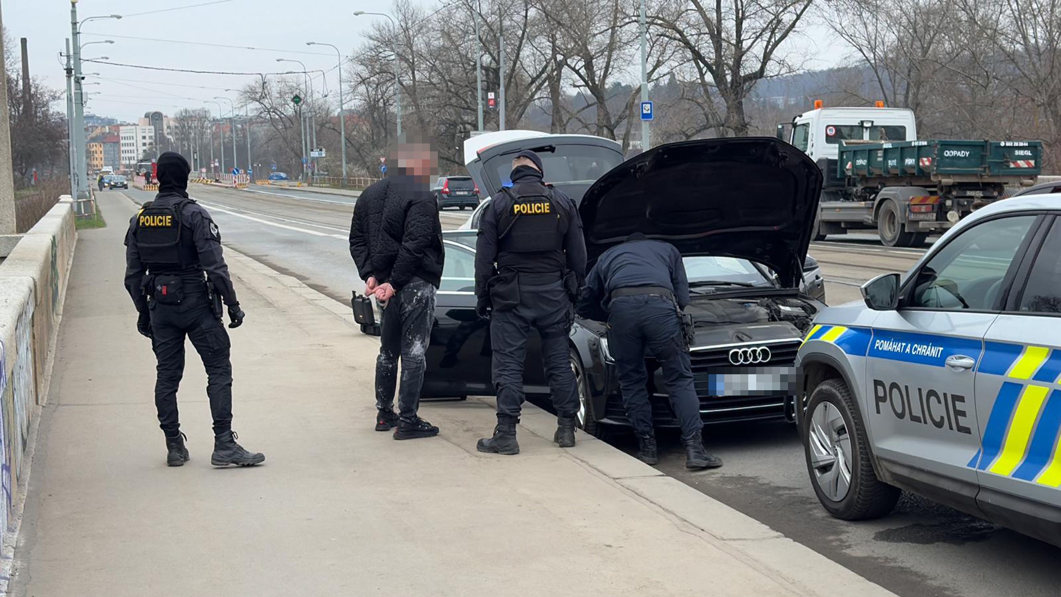Policejní zásah na pražském Libeňském mostě (4) - Policejní zásah na pražském Libeňském mostě (6/6)