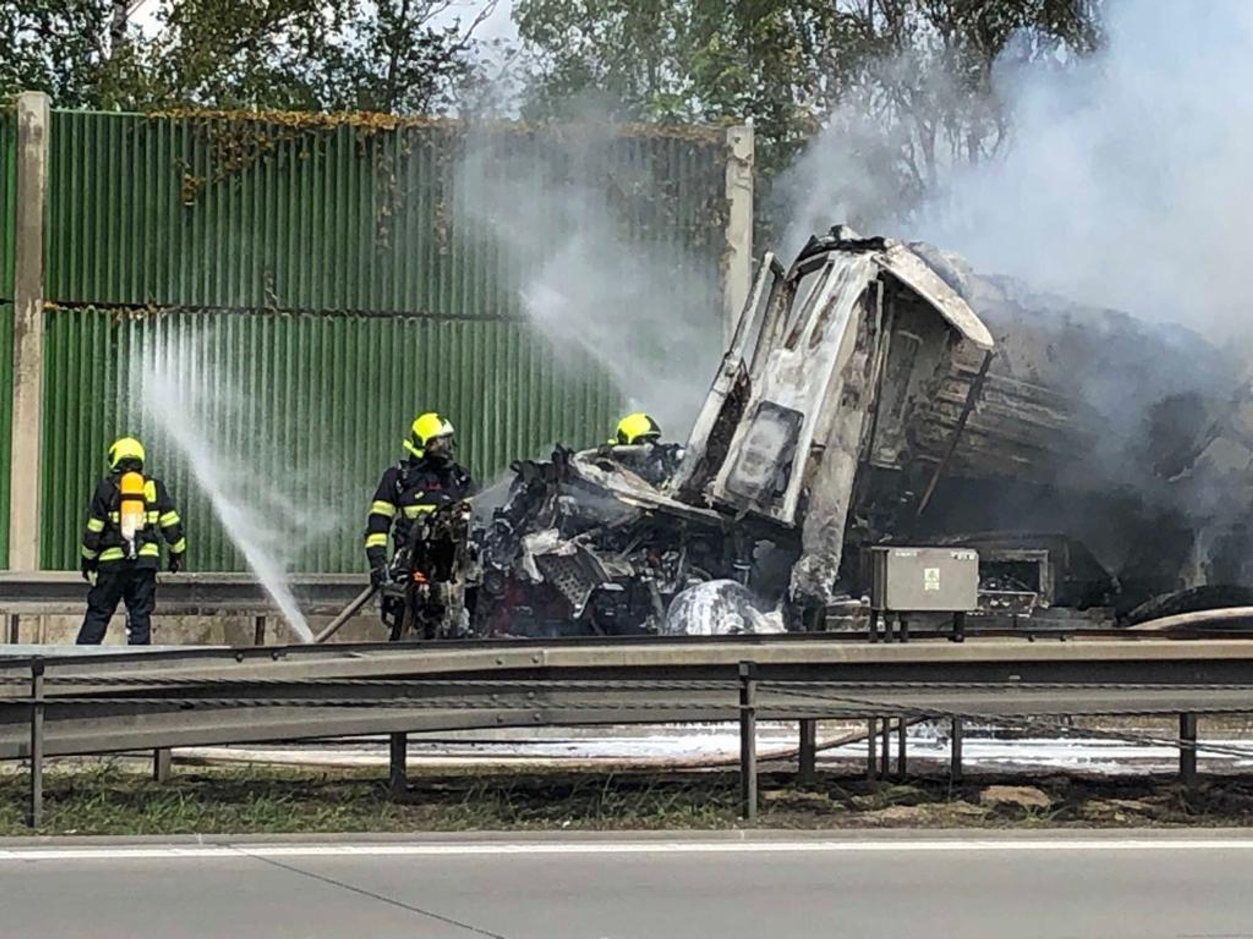 Nehoda autobusu a kamionů na pražském okruhu - 3 - GALERIE: Nehoda autobusu a kamionů na pražském okruhu (6/30)
