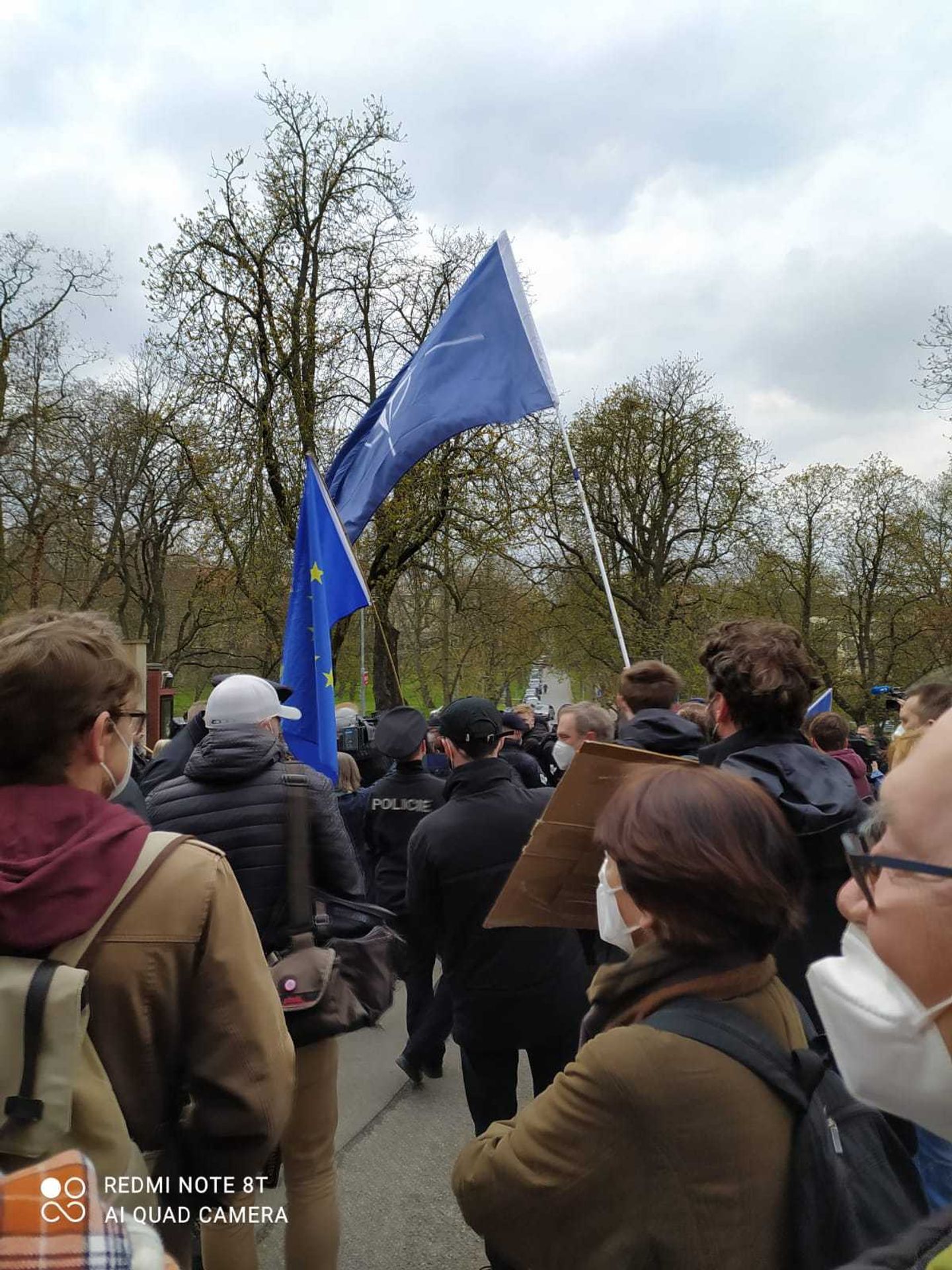 Protesty před ruskou ambasádou - 3 - GALERIE: Protesty před ruskou ambasádou v Praze (12/14)