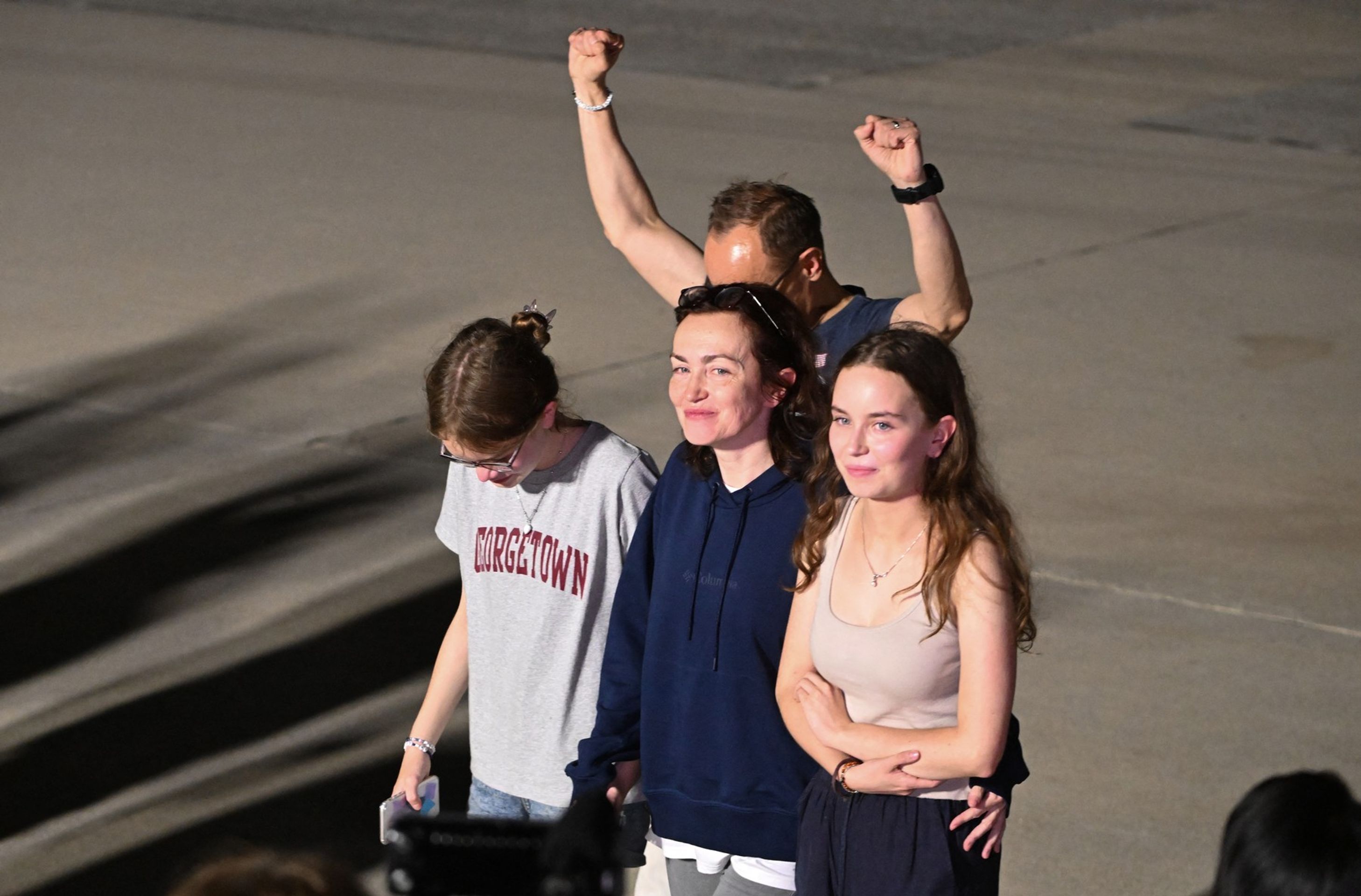 Alsu Kurmasheva s manželem a dcerami, 1. 8. 2024 - Vyměnění zajatci (2/7)