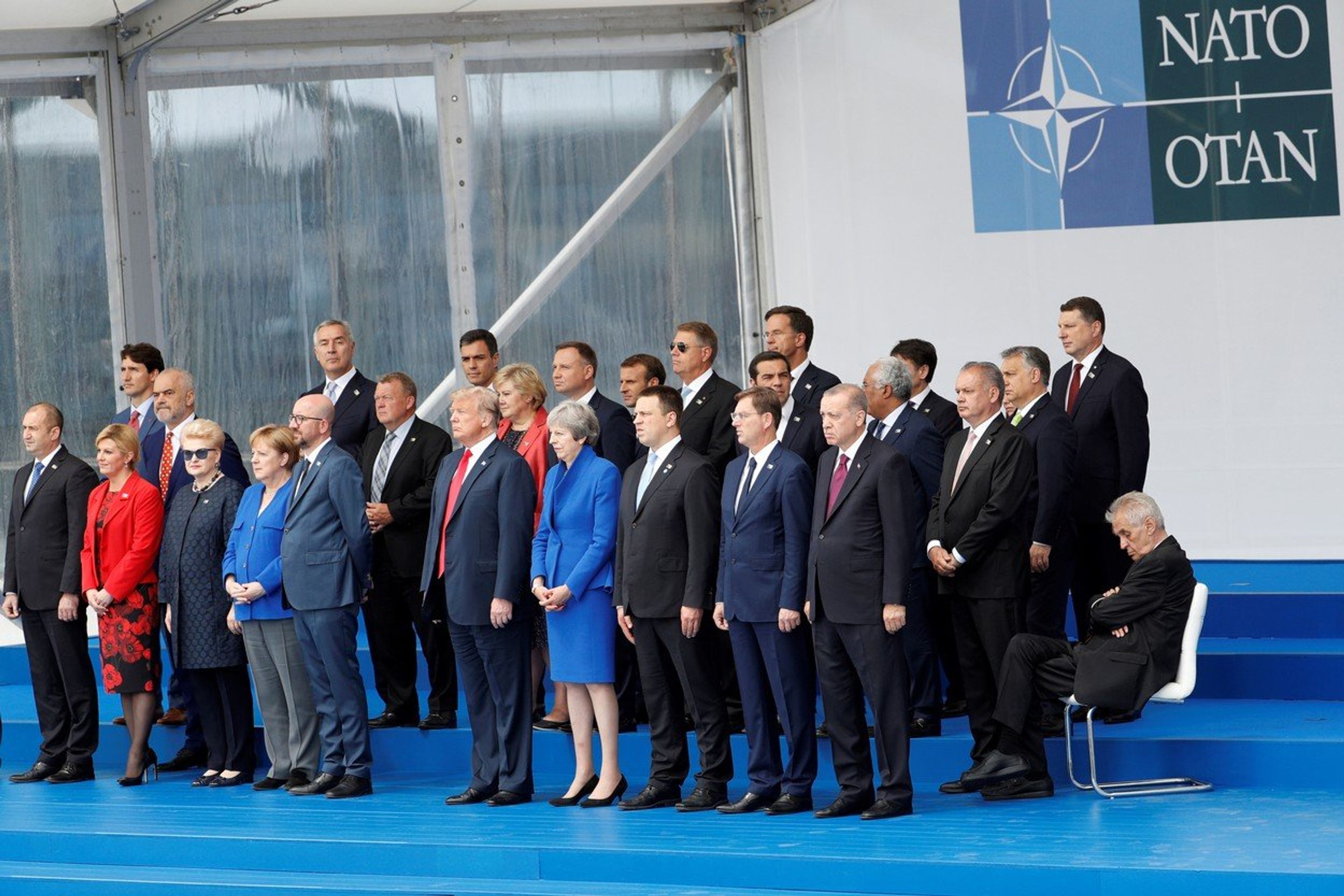 Sedící Miloš Zeman na summitu NATO - GALERIE: Čeští prezidenti na summitech NATO (7/8)