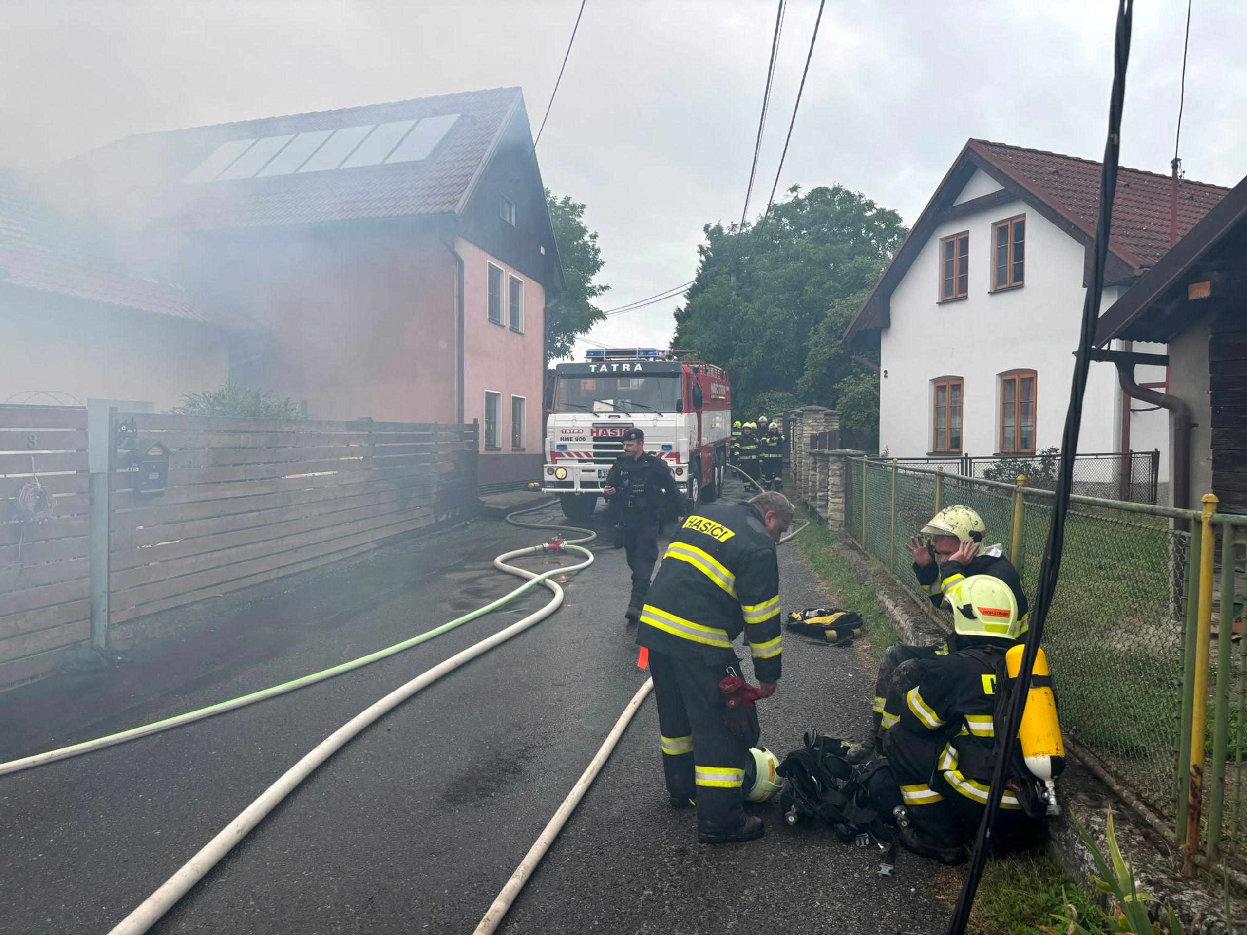 Požár domu na Mělnicku - Rodině ze Střem shořel dům (4/19)