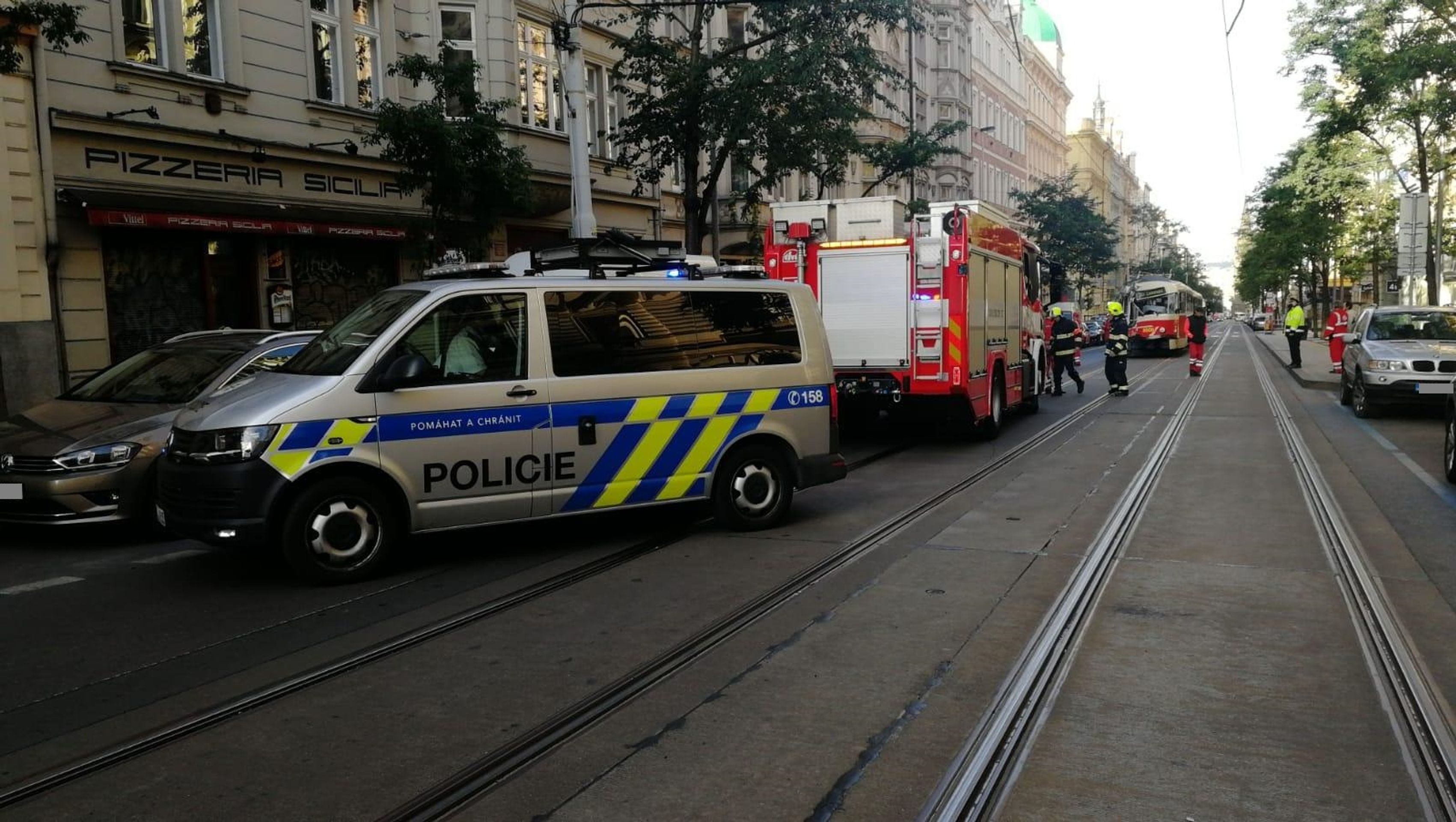 V Praze se srazila tramvaj s popelářským vozem - 4 - GALERIE: V Praze se srazila tramvaj s popelářským vozem (3/6)