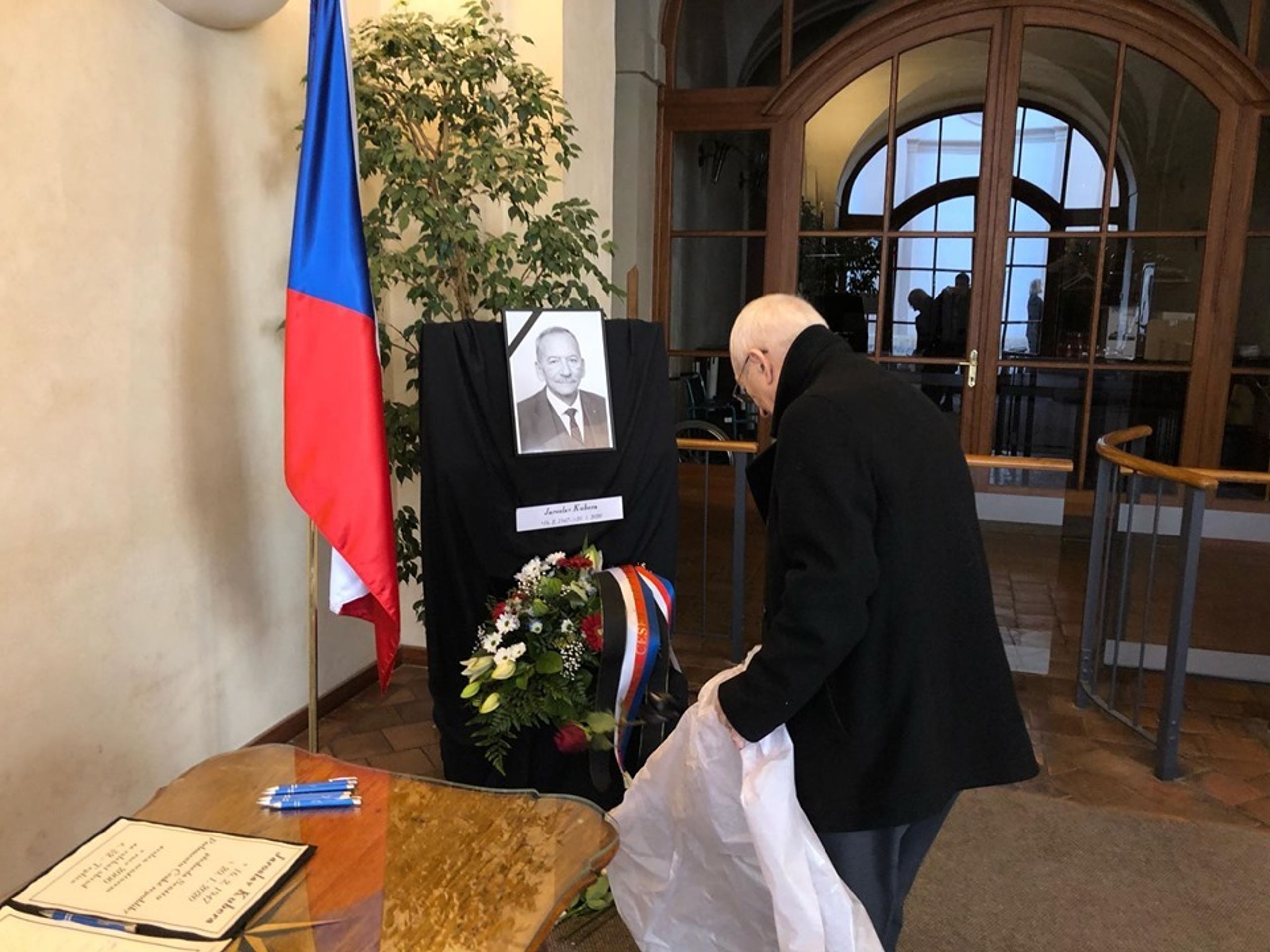 Senátoři na zasedání organizačního výboru - 7 - GALERIE: Senát prozradí, co se bude dít po úmrtí Jaroslava Kubery (11/12)