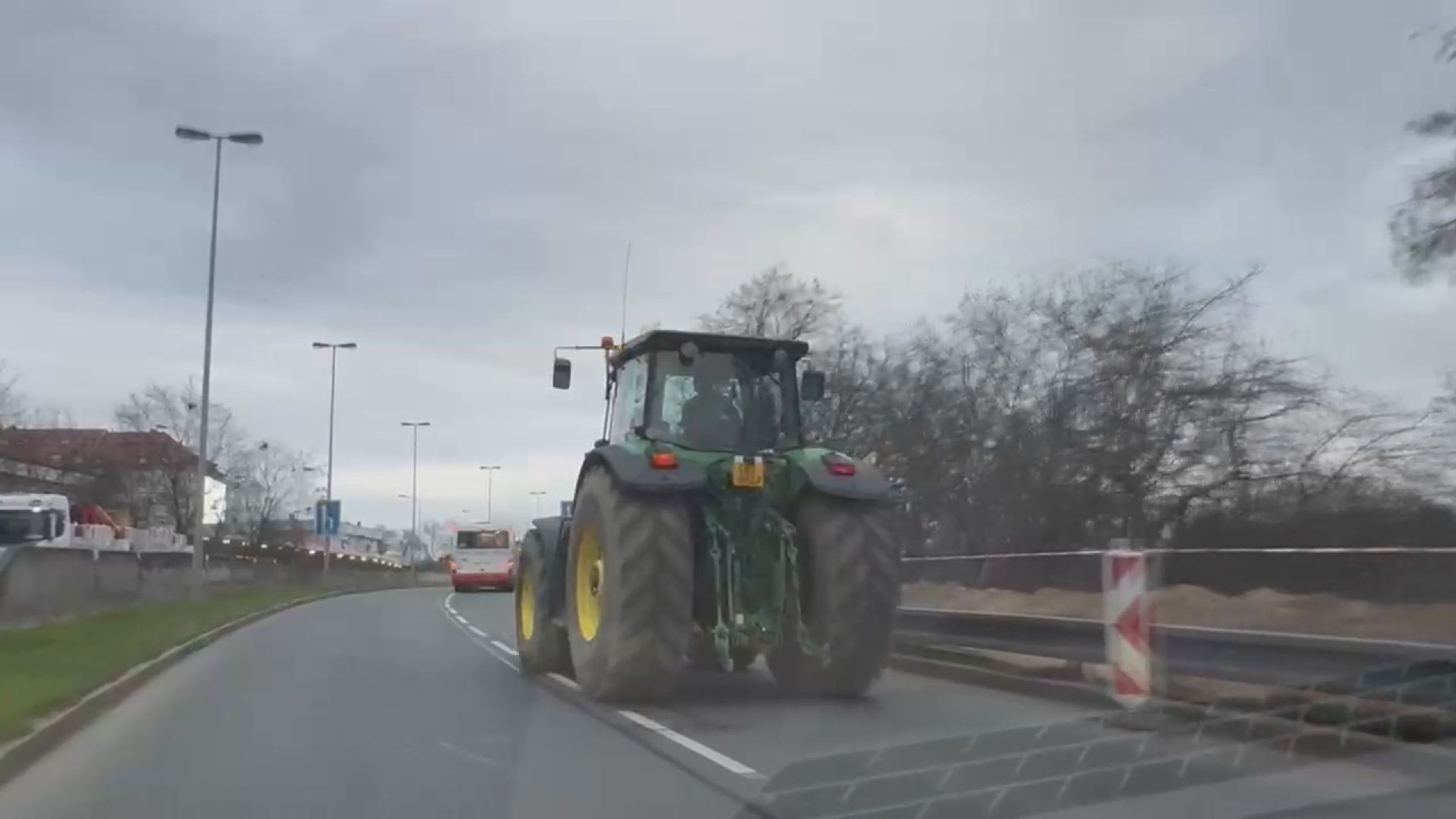 Traktor na Kačerově - Protestující zemědělci v Praze (12/21)