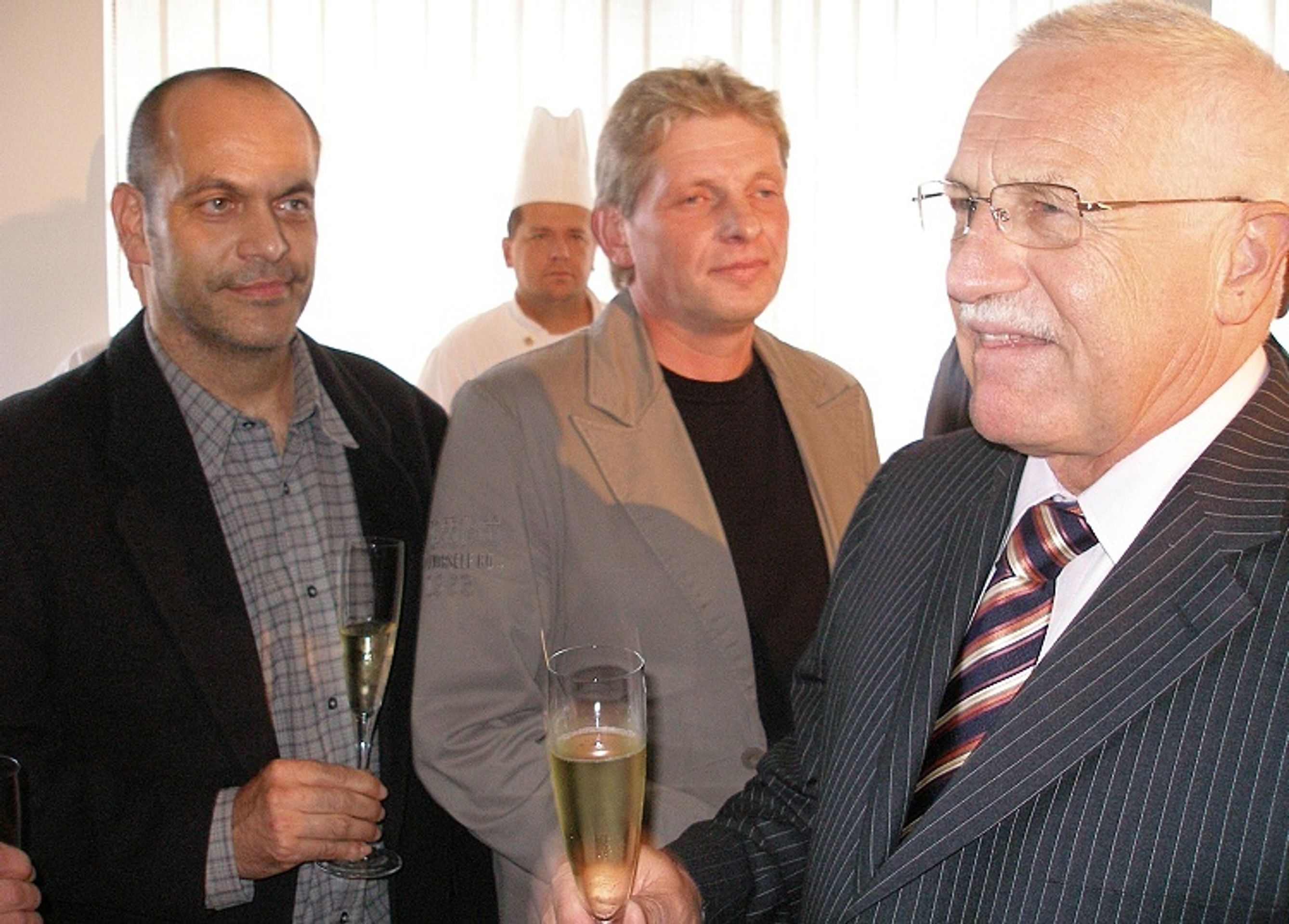 Prezident republiky si na hokeji v Jihlavě připil s místními hokejovými osobnostmi, mezi imiž nechyběli například Aleš Polcar (vlevo) a Jaroslav Benák. - Prezident Klaus dostal v Jihlavě staré brusle (3/4)