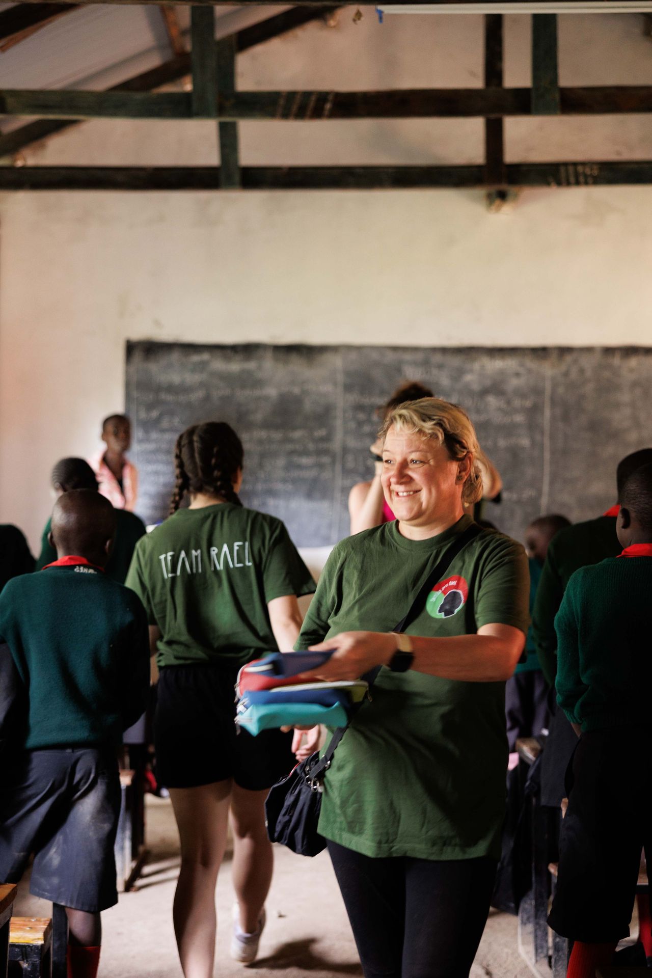 Do školy pravidelně jezdí pomáhat dobrovolníci - Redaktorka TN.cz Kateřina Herodesová pomáhá v africké škole (11/13)