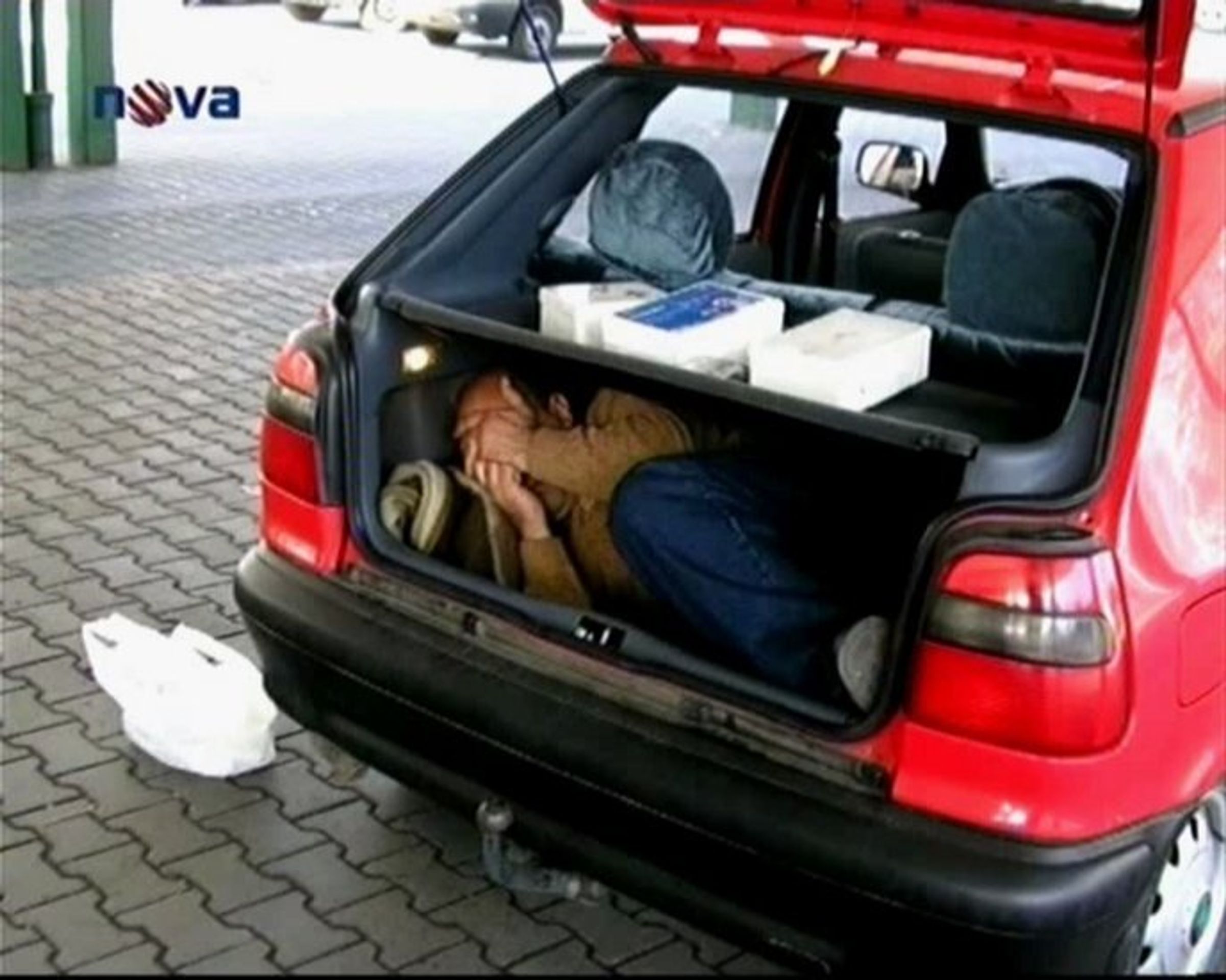 Iráčan v kufru auta - Ženy převážely Iráčana v kufru do Německa (1/2)