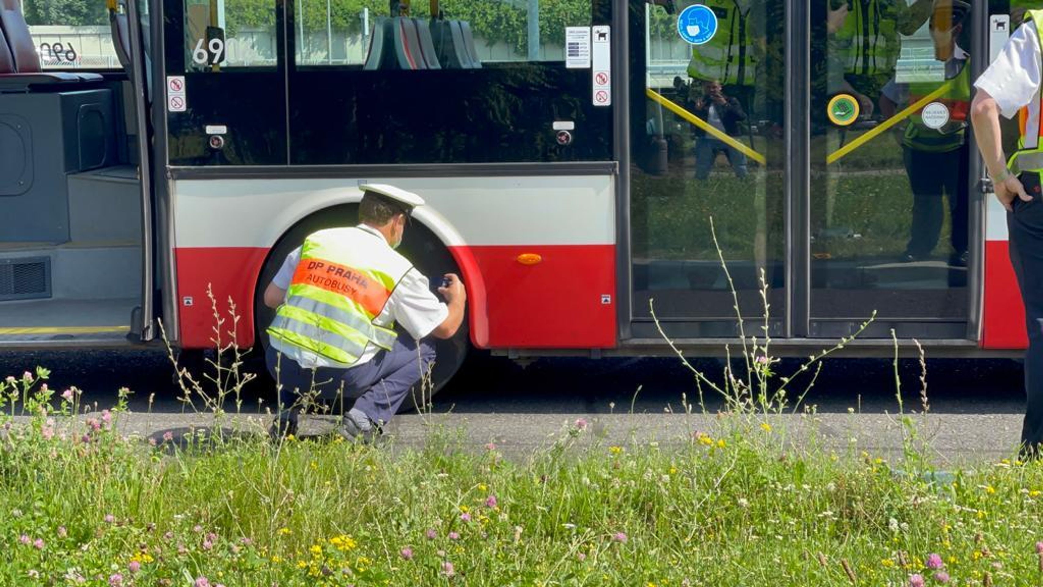 Seniorka pod autobusem skončila vážně zraněná - 3 - GALERIE: Autobus v Praze vážně zranil seniorku (9/11)