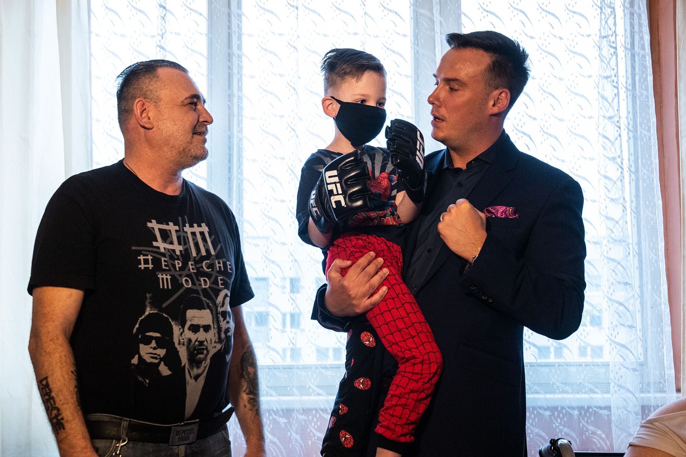 Návštěva Volkana Oezdemira a Petra Suchoně u malého Tondy - GALERIE: Volkan Oezdemir a UFC na návštěvě malého Tondy (2/8)