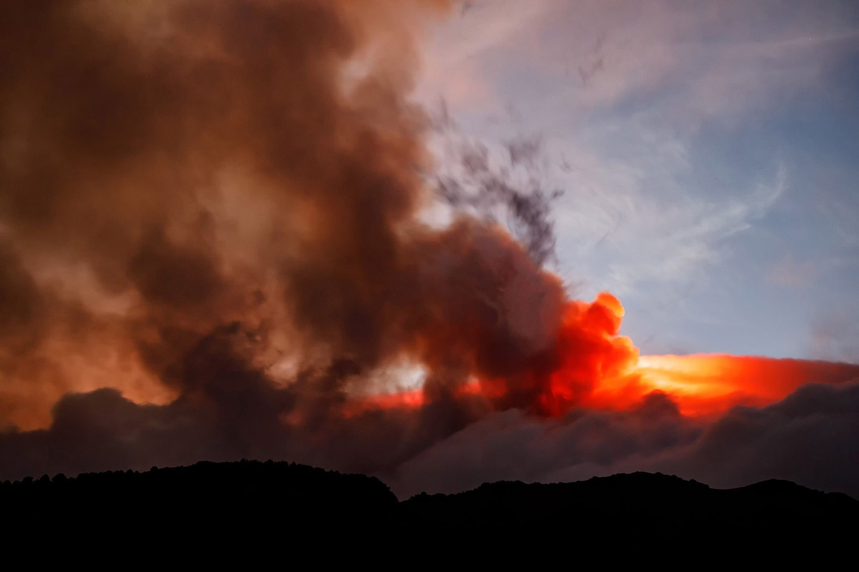 Italská sopka Etna začala chrlit lávu - Italská sopka Etna chrlí lávu (1/6)