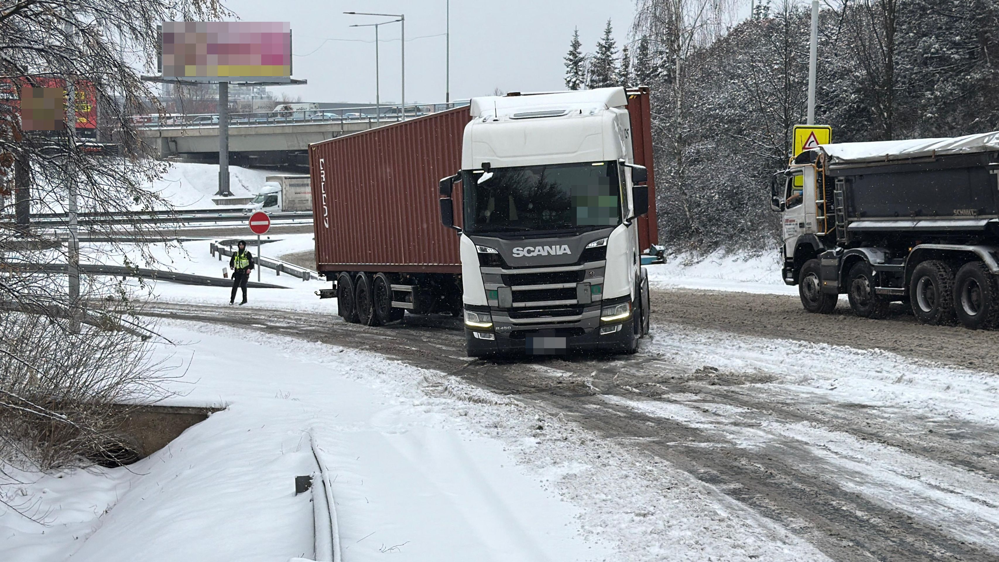 Sjezd z Jižní spojky na Průmyslovou ulici v Praze - Dopravní situace v Česku 9. 1. 2026 (10/55)
